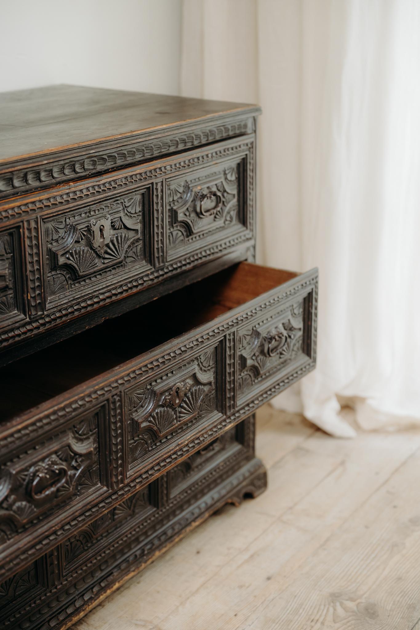 Cómoda española de madera de pino ebonizada del siglo XVIII .. en venta 7