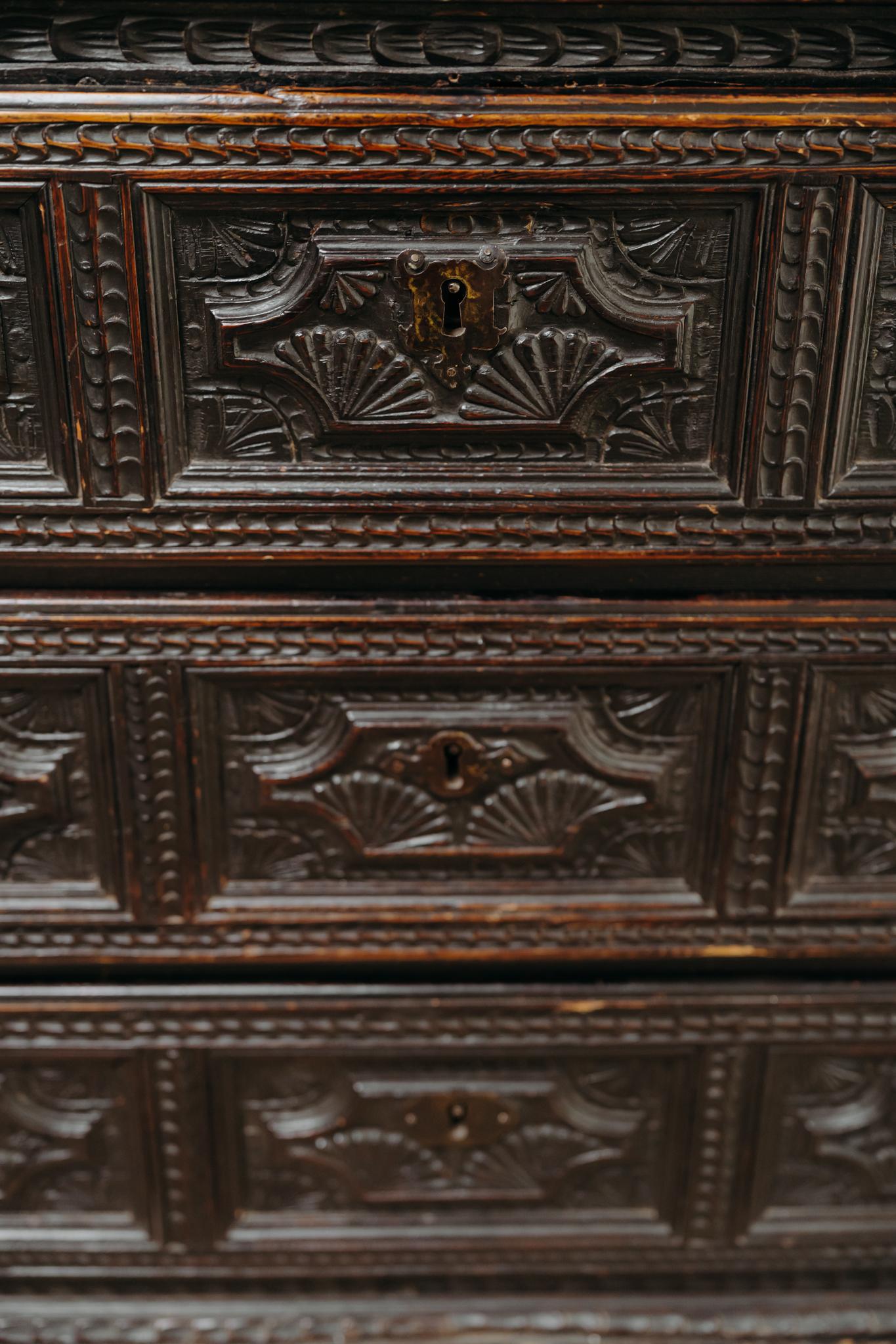 Cómoda española de madera de pino ebonizada del siglo XVIII .. en venta 9