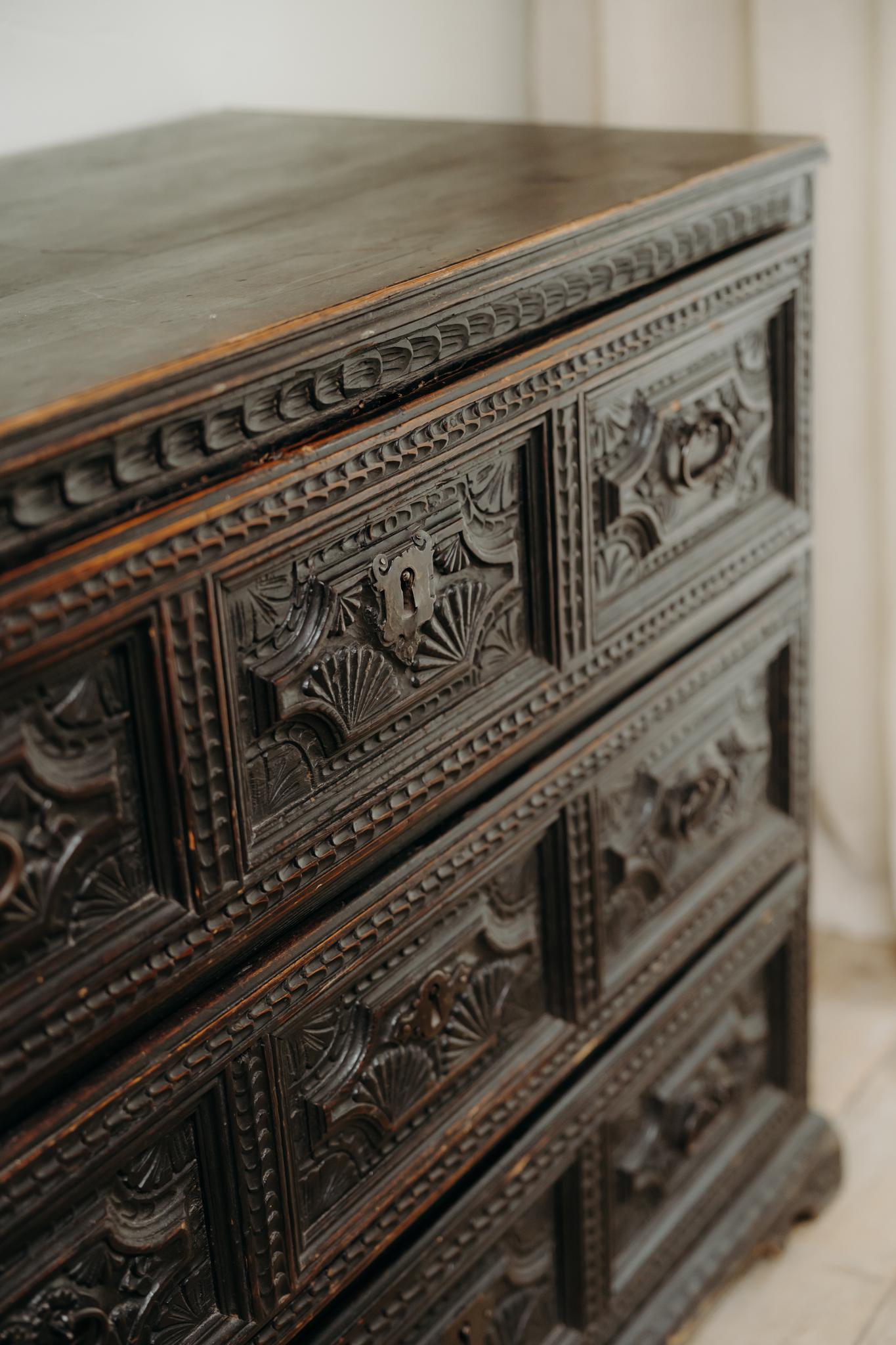 Cómoda española de madera de pino ebonizada del siglo XVIII .. en venta 11