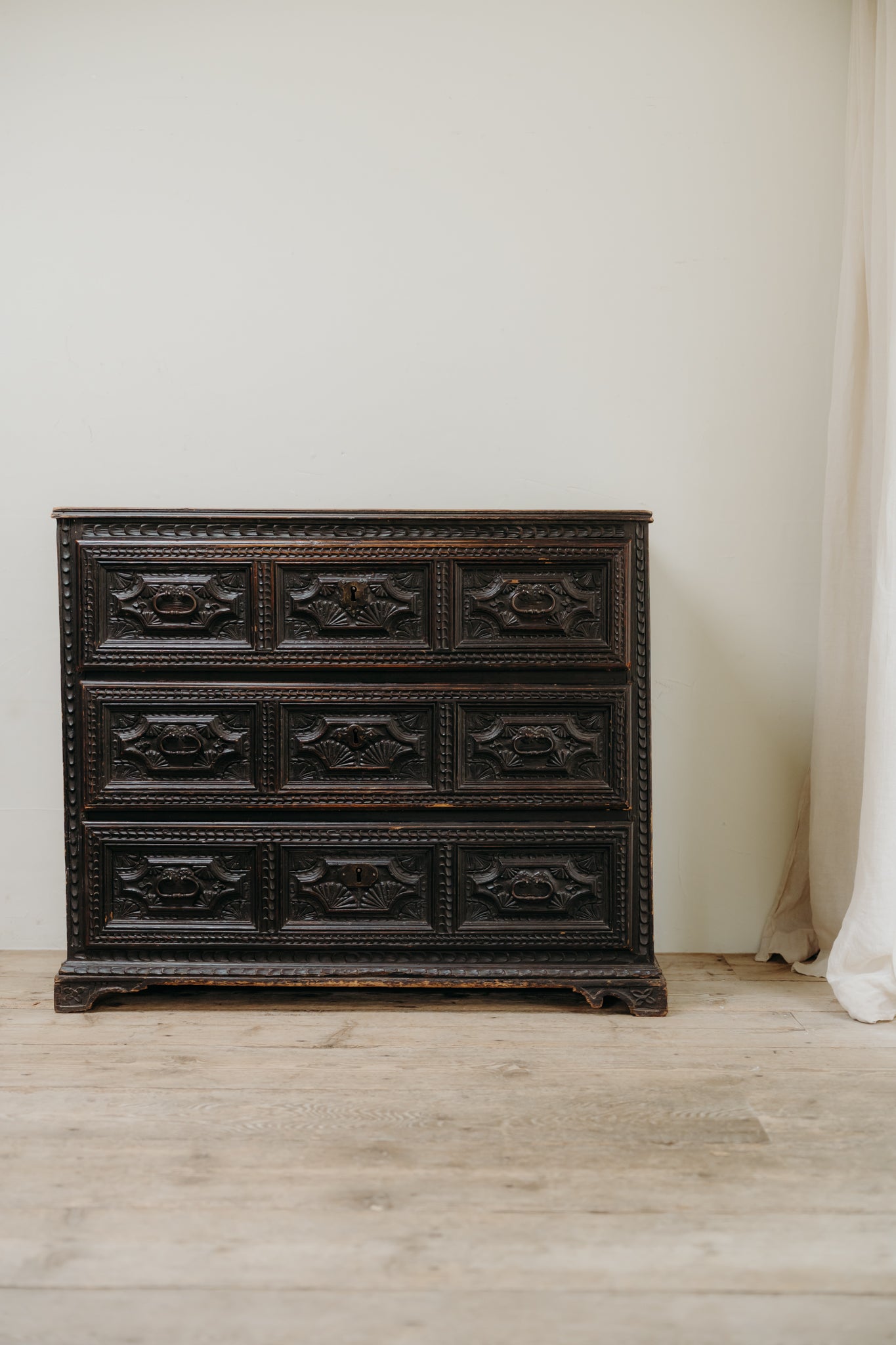 Un raro hallazgo esta cómoda de madera de pino ebonizada, fabricada durante el siglo XVIII en España, preciosa talla en madera, sungods, conchas, cantos típicos de Compostela, en muy buen estado vintage, lista para usar en tu interior....
