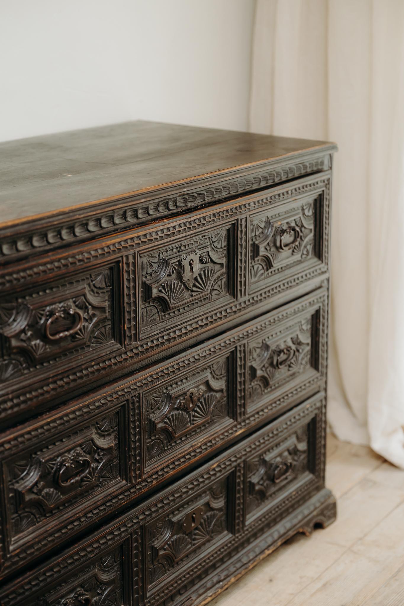 Cómoda española de madera de pino ebonizada del siglo XVIII .. Ebonizado en venta