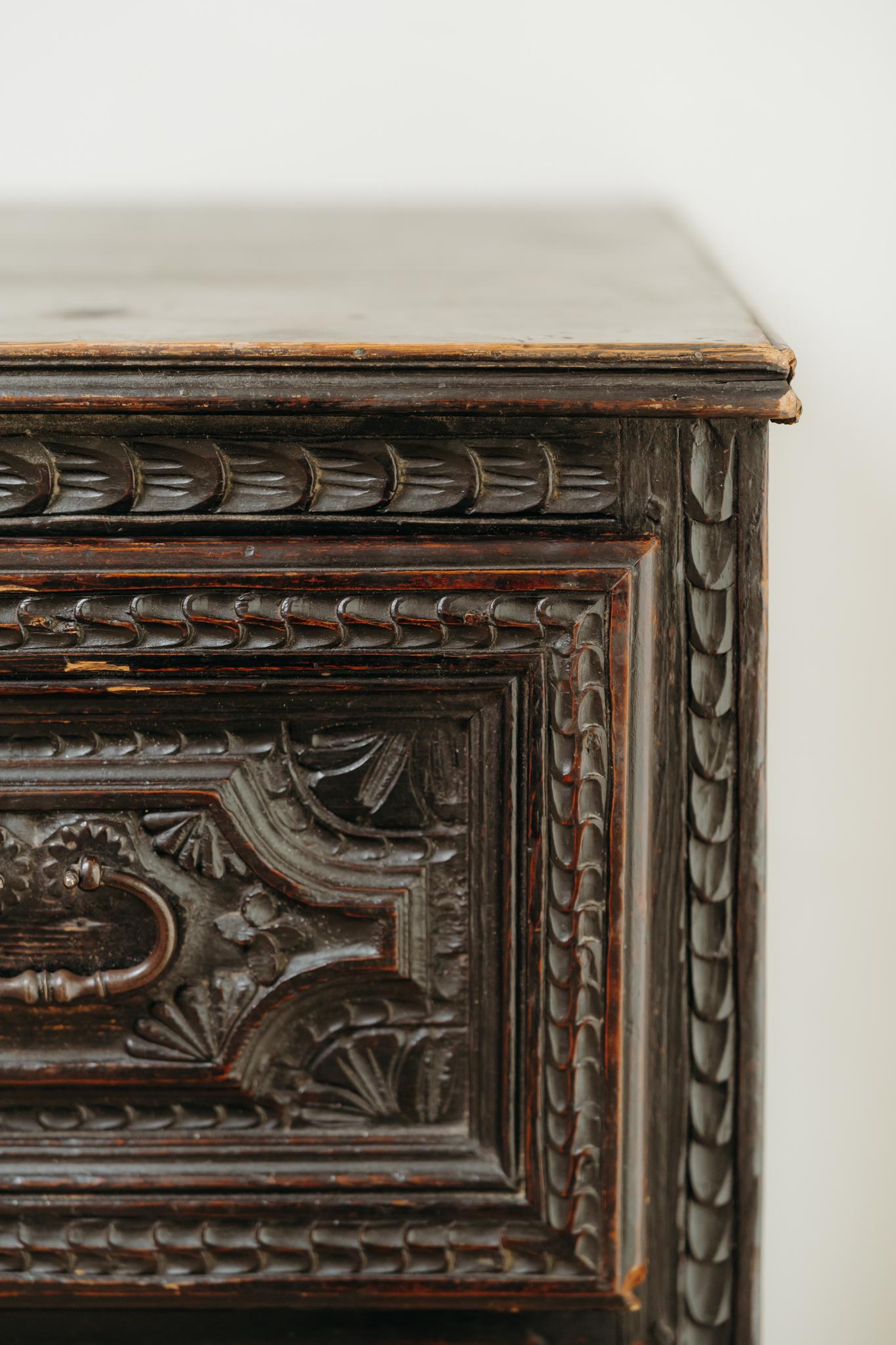 Cómoda española de madera de pino ebonizada del siglo XVIII .. siglo XVIII y antes en venta