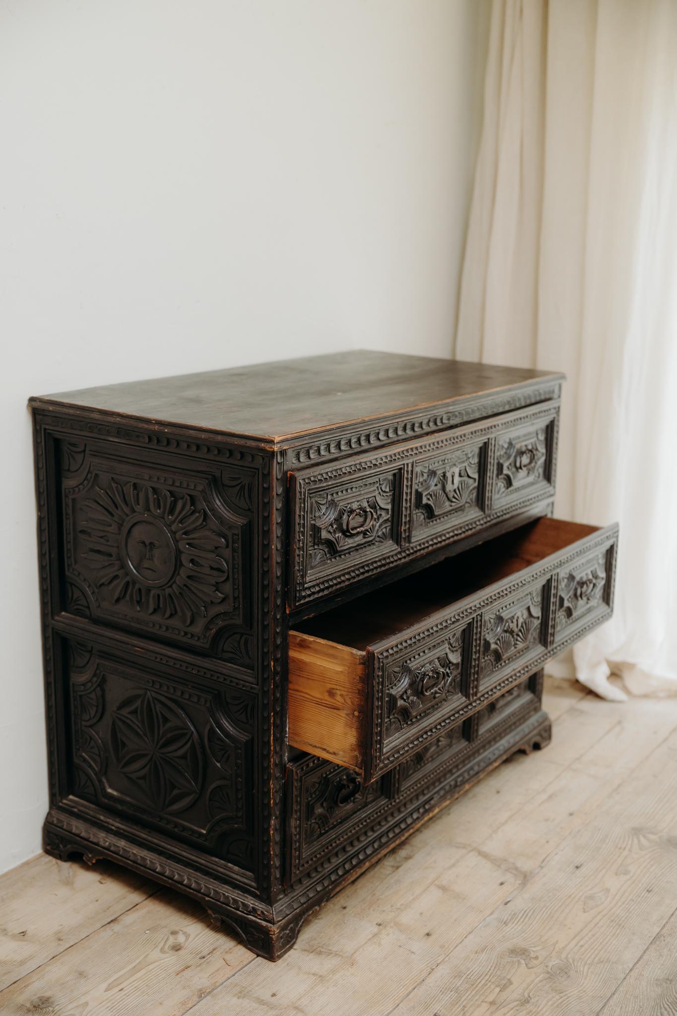 Cómoda española de madera de pino ebonizada del siglo XVIII .. Pino en venta