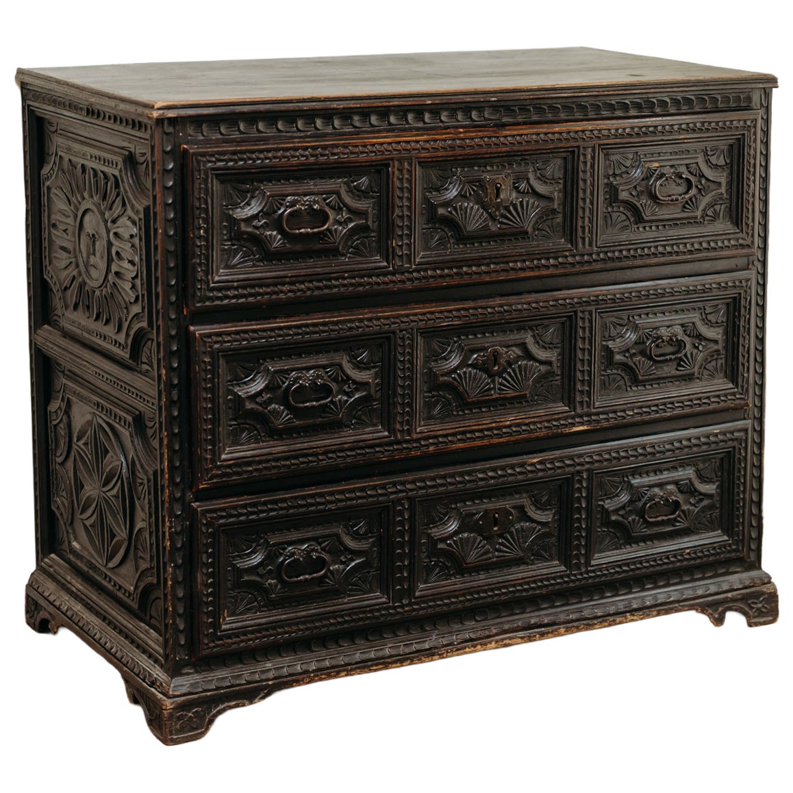 Cómoda española de madera de pino ebonizada del siglo XVIII .. en venta
