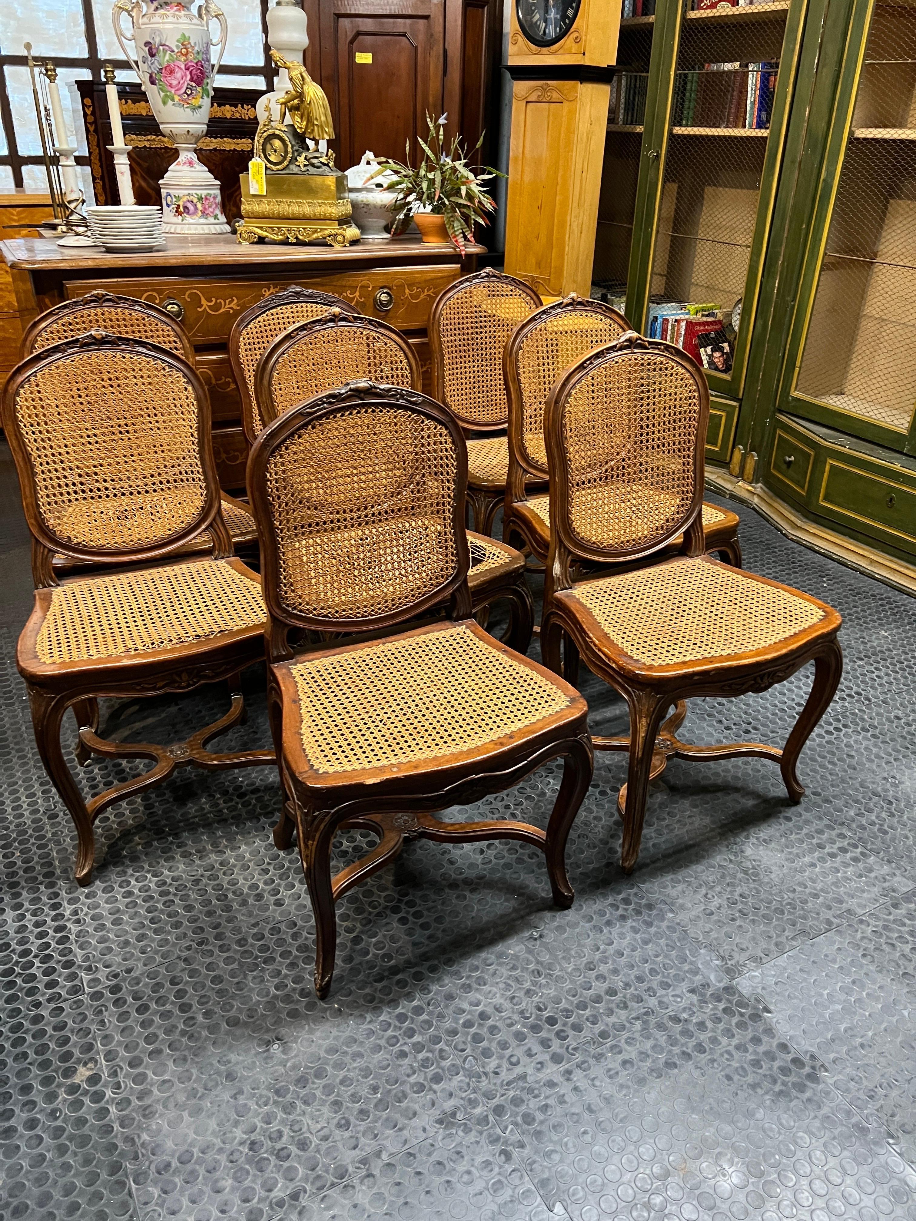 Fantastic group of 8 French Provençal chairs, finely hand-carved and with straw seats. Curved legs and floral carvings, of excellent proportions and still in patina, two chairs have the straw to be arranged.
Signed with hot stamping under one of the