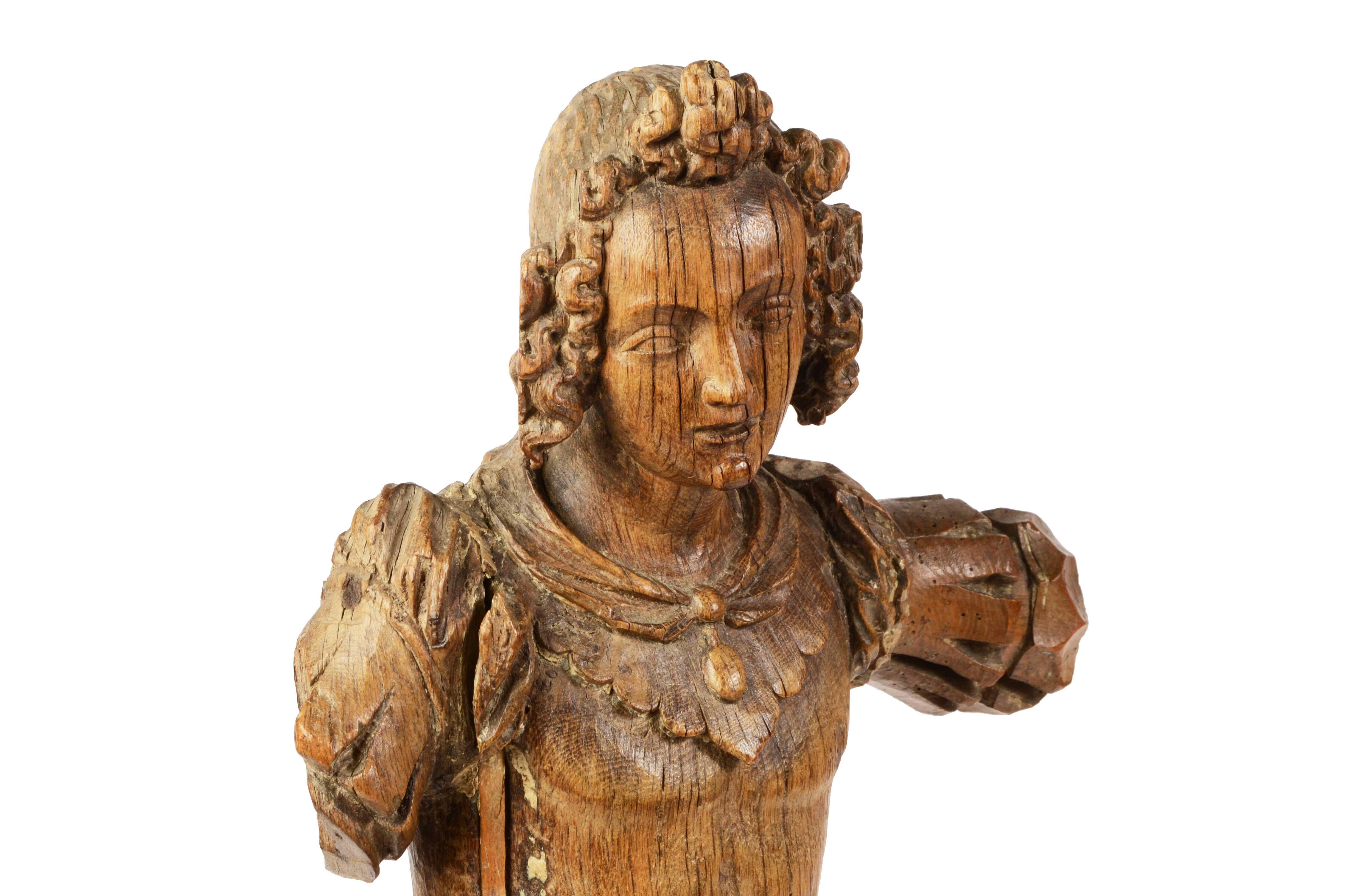 Elegant figurehead in finely carved oak wood depicting a female figure of the second half of the 18th century from the North of France and belonged to a small brig, about 250/300 tons. 
Mounted on a metal base. Height 86 cm - inch 33.7, width 37 cm