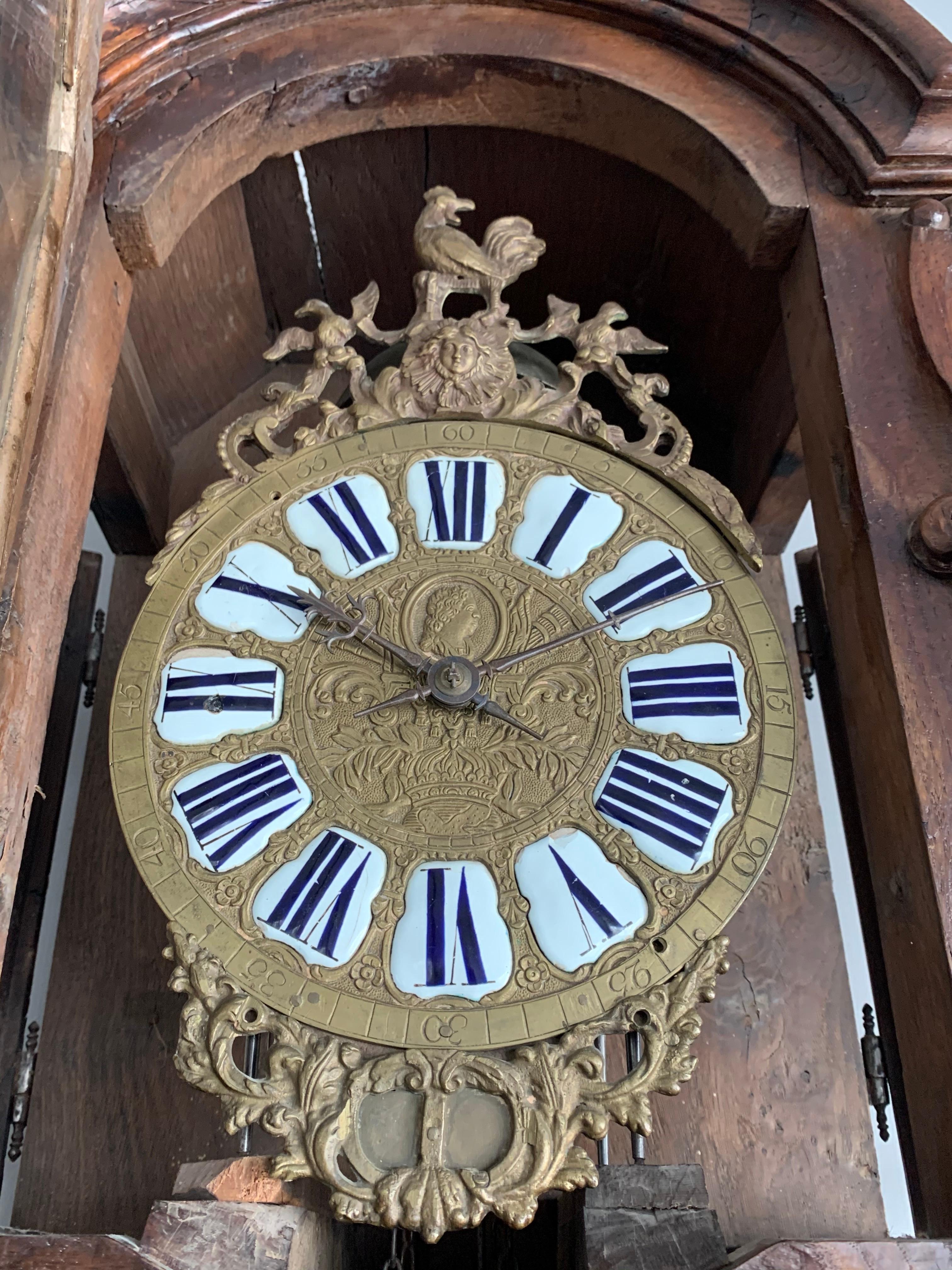 18th Century Elegant French Louis XIV Hand Carved Tall Case Clock with Rooster In Good Condition For Sale In Lisse, NL