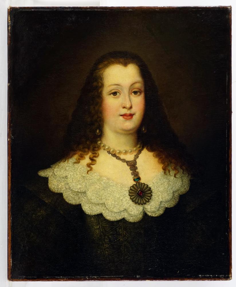 Elegante ritratto di nobildonna del XVIII secolo con collana e ciondolo con rubino e smeraldo.
 Olio su tela.
