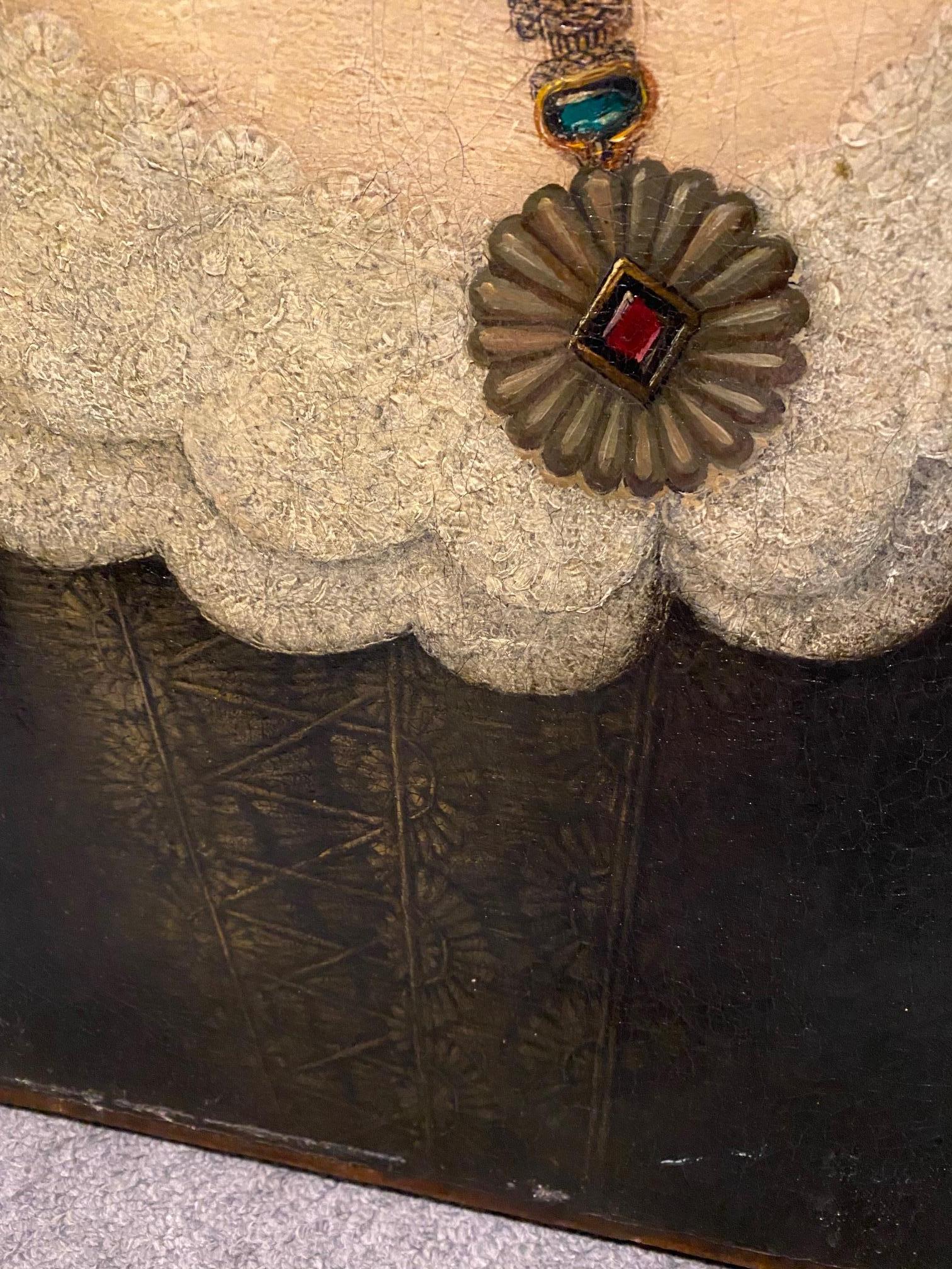 Ritratto elegante di nobildonna del XVIII secolo con collana e ciondolo in vendita 2