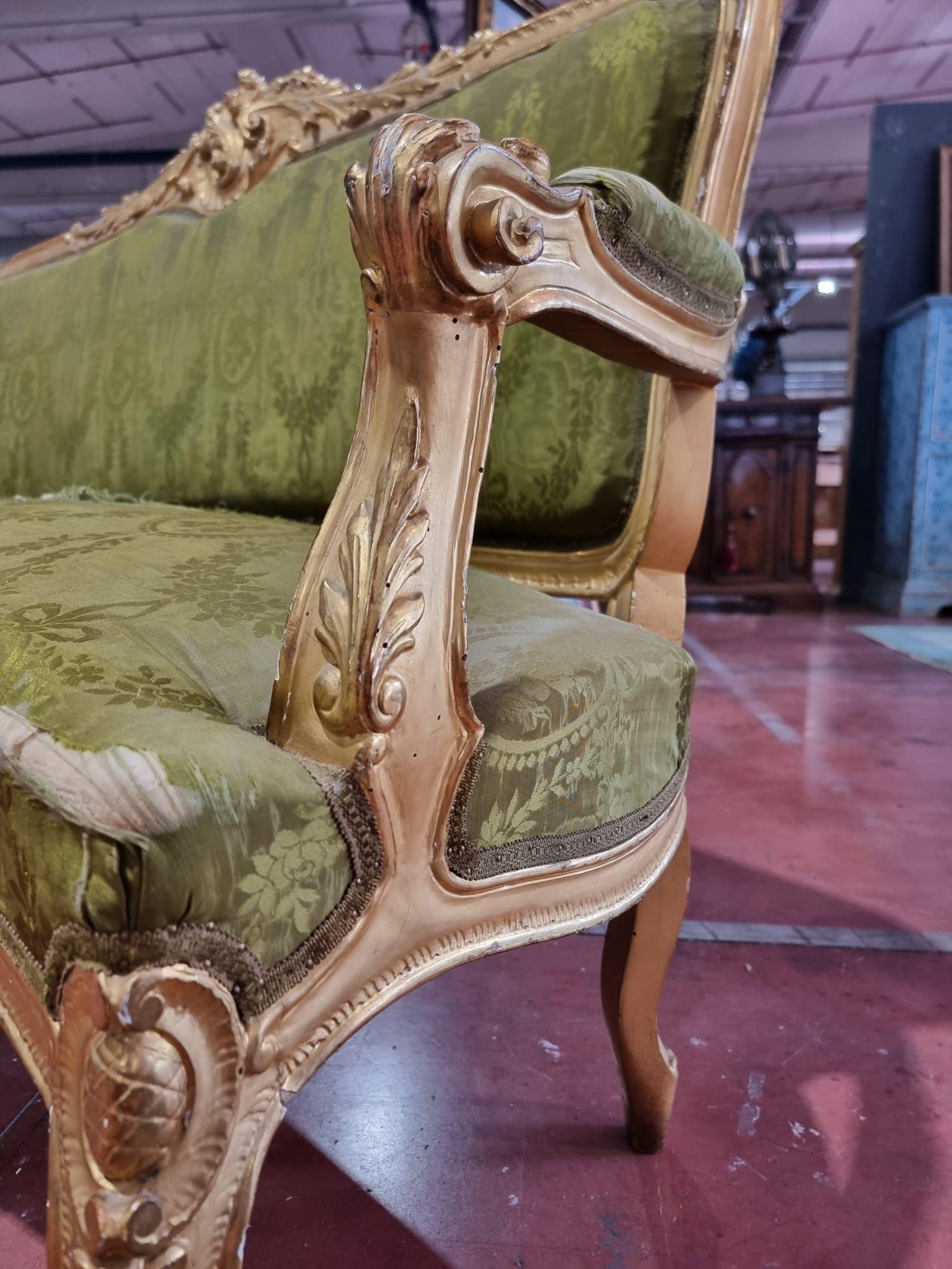 18th Century Elegant Sofa in Carved and Gilded Wood In Fair Condition For Sale In Firenze, IT