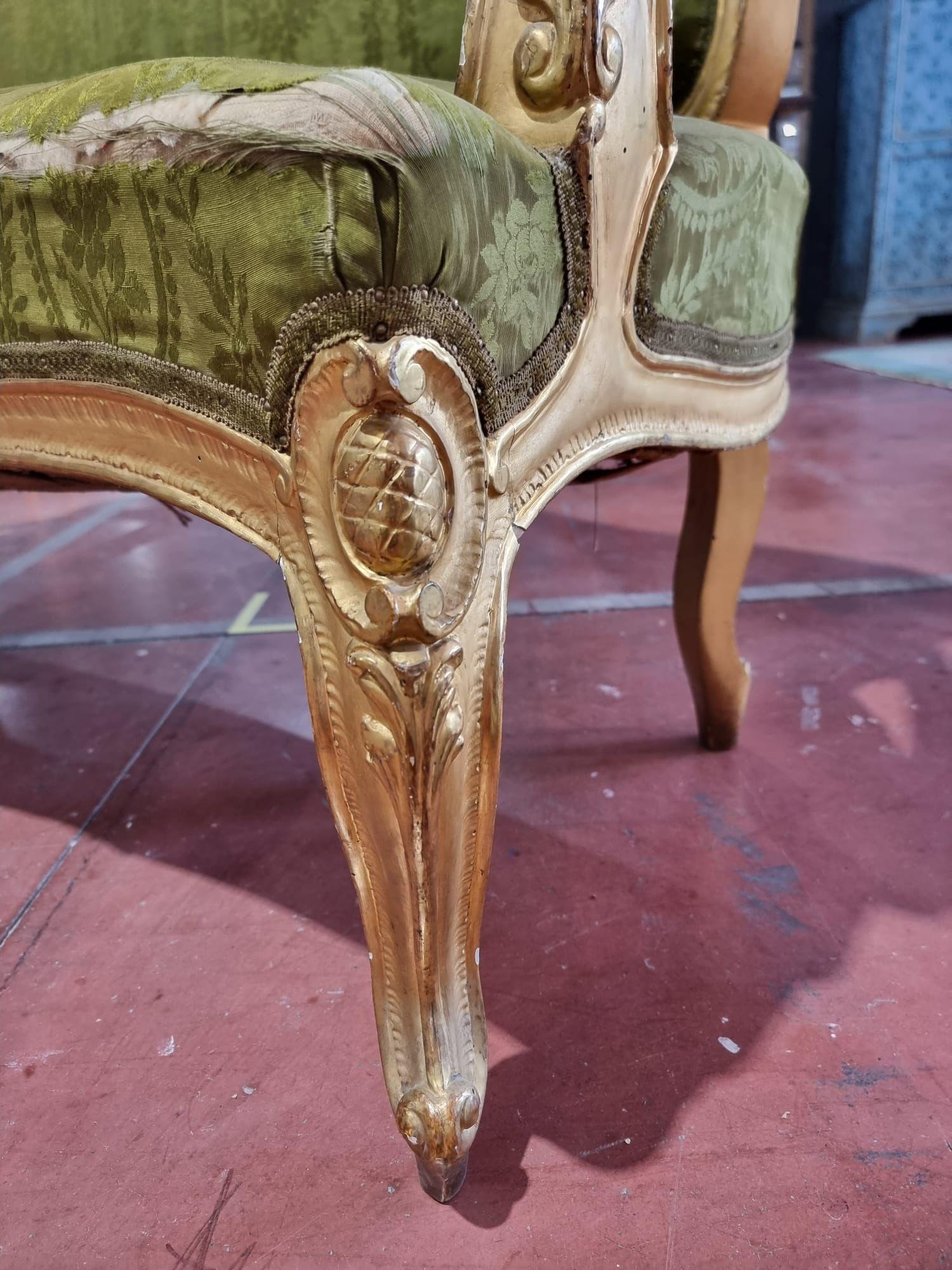 18th Century Elegant Sofa in Carved and Gilded Wood For Sale 3