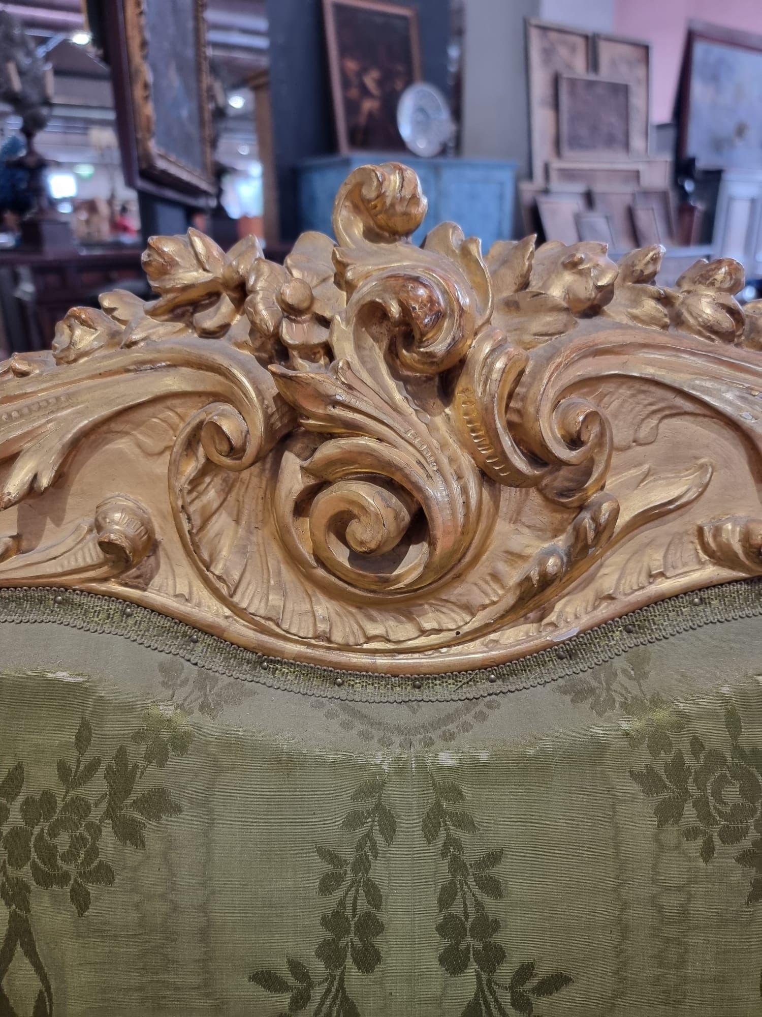 18th Century Elegant Sofa in Carved and Gilded Wood For Sale 4