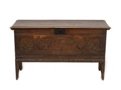 Cofre de seis tablas de olmo y pino del siglo XVIII con decoración de arte popular del siglo XIX