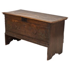 Cofre de seis tablas de olmo y pino del siglo XVIII con decoración de arte popular del siglo XIX