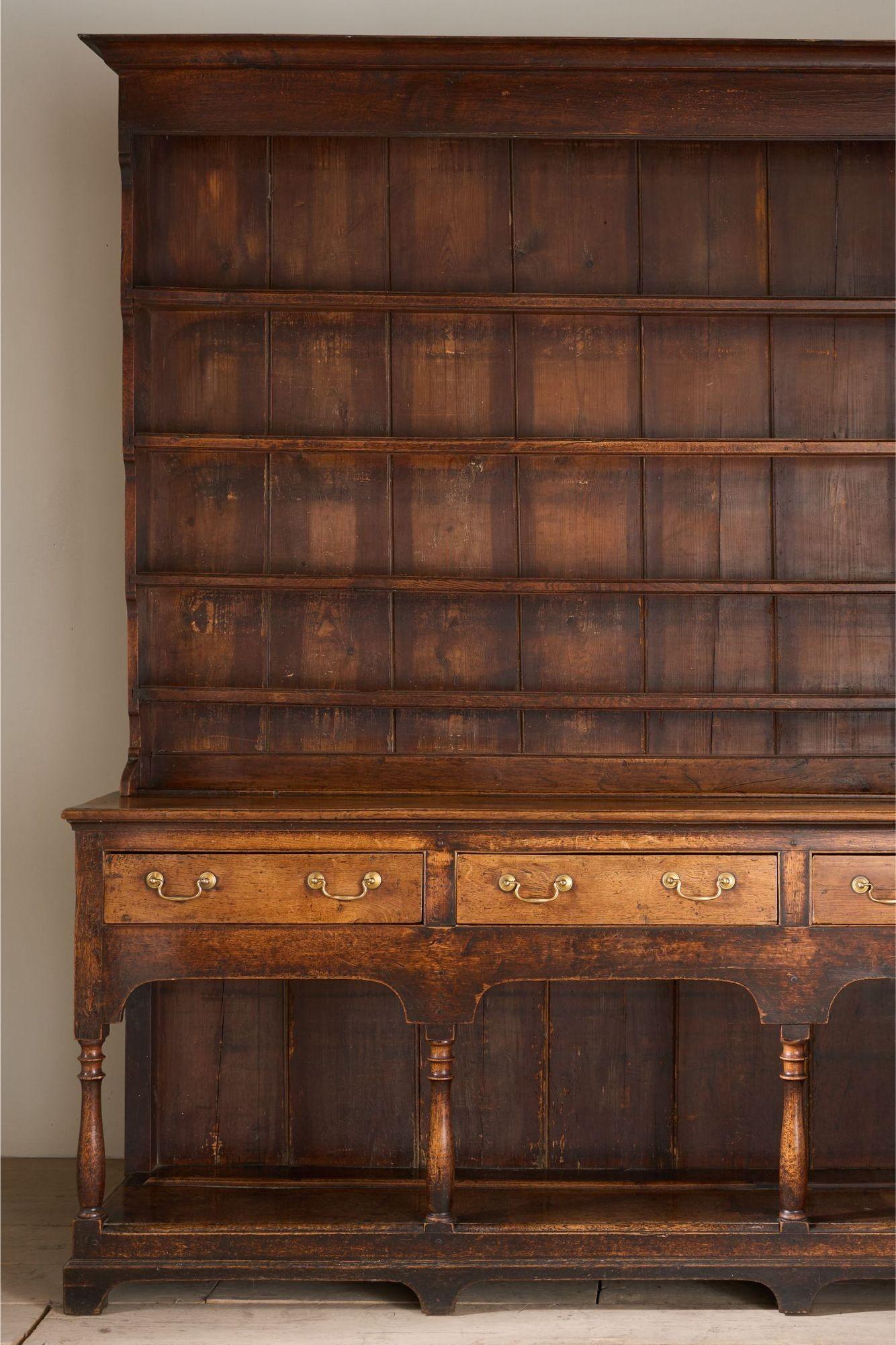 Si tratta di una cassettiera di campagna del XVIII secolo molto attraente e assolutamente originale. Il legno sembra essere olmo e ha una patina superba che si è creata negli ultimi 200 anni. La scala del pezzo è favolosa e il design è un po'