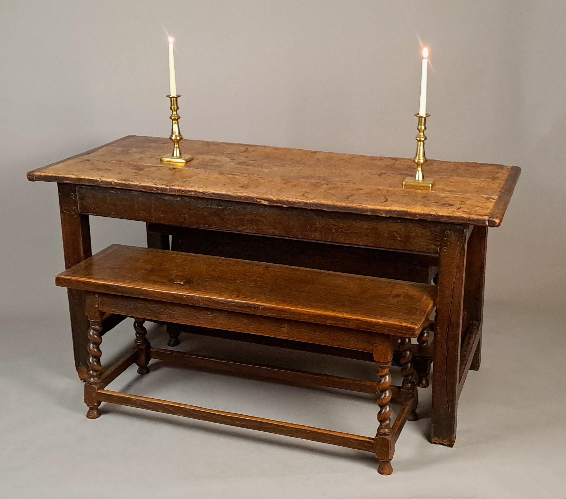 Une très charmante table de ferme en orme avec un plateau d'origine en trois planches et un important cadre d'orme d'origine, le tout avec des joints à chevilles et présentant une belle patine et une couleur naturelle.   De forme assez primitive et
