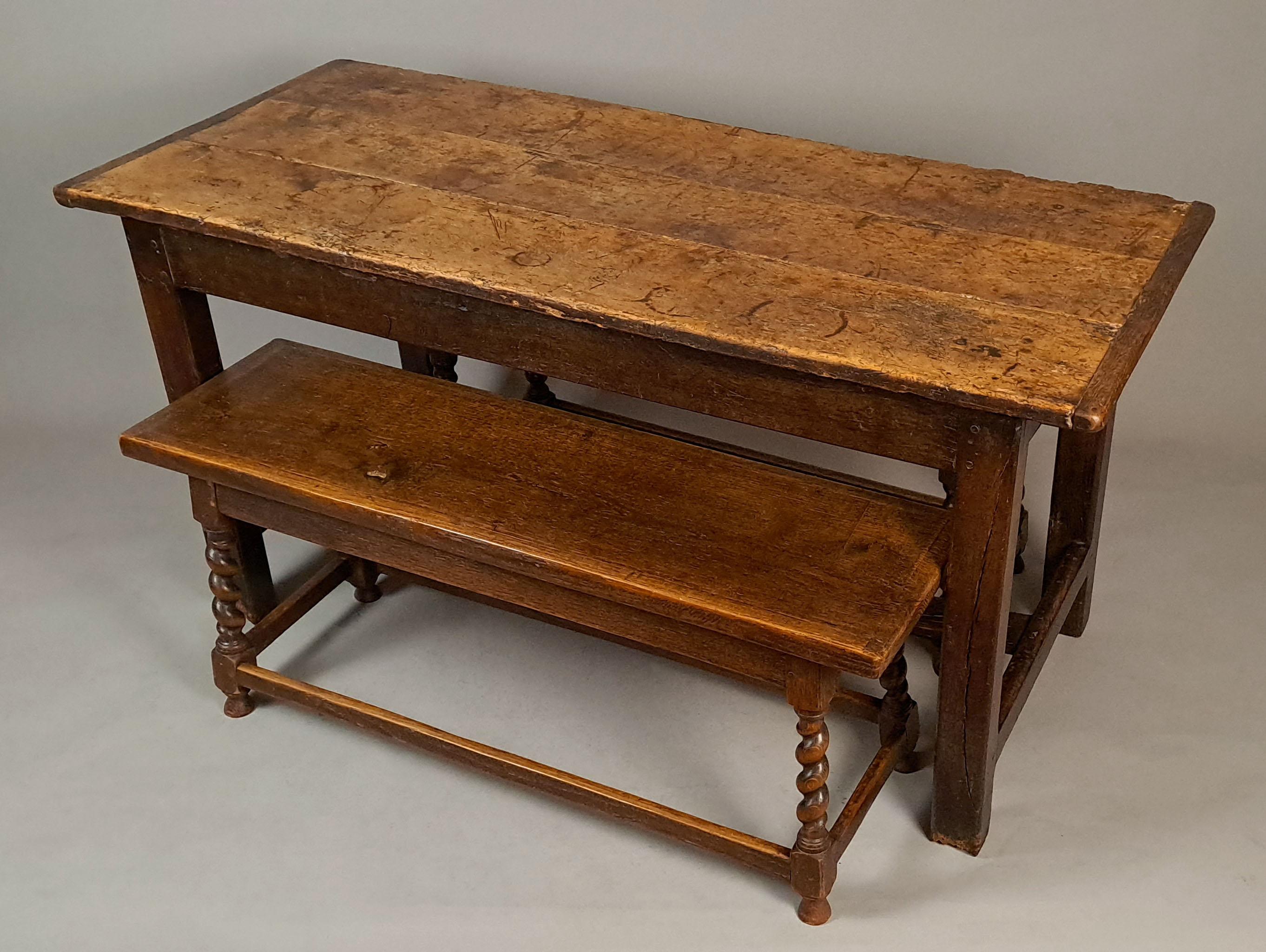 Table de ferme en orme du XVIIIe siècle et paire de banquettes en chêne Bon état - En vente à Heathfield, GB