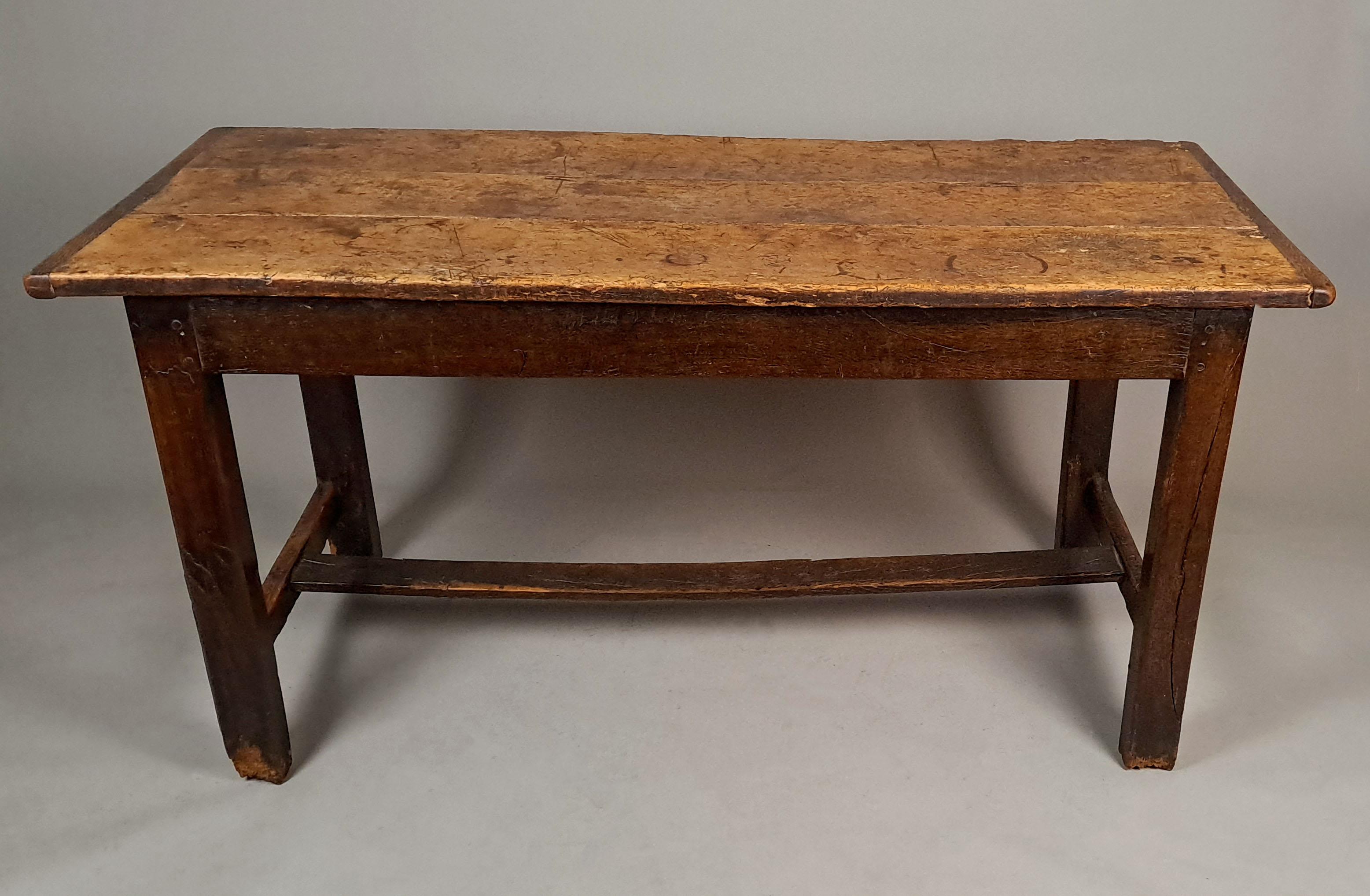 XVIIIe siècle et antérieur Table de ferme en orme du XVIIIe siècle et paire de banquettes en chêne en vente