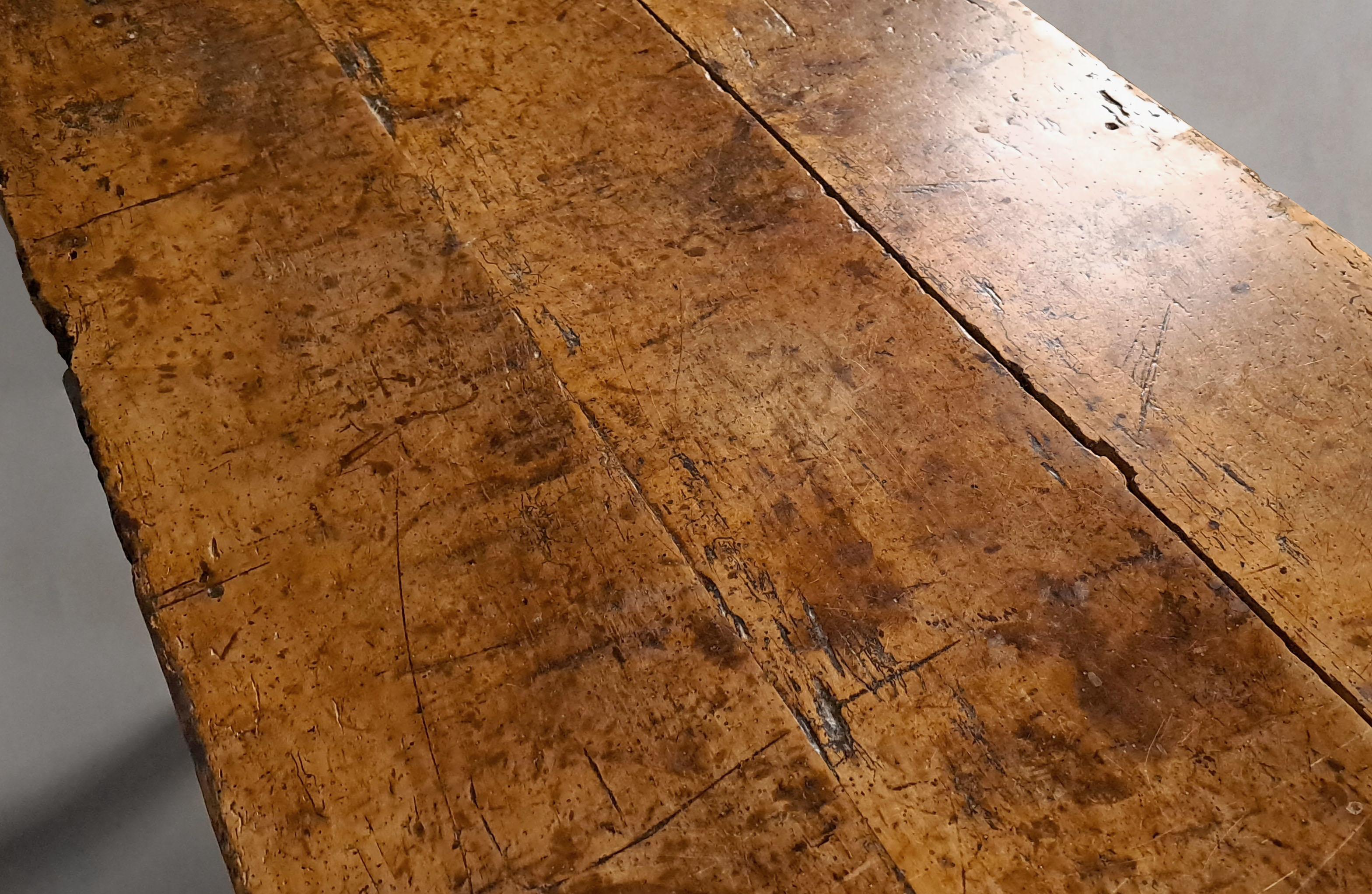 Orme Table de ferme en orme du XVIIIe siècle et paire de banquettes en chêne en vente