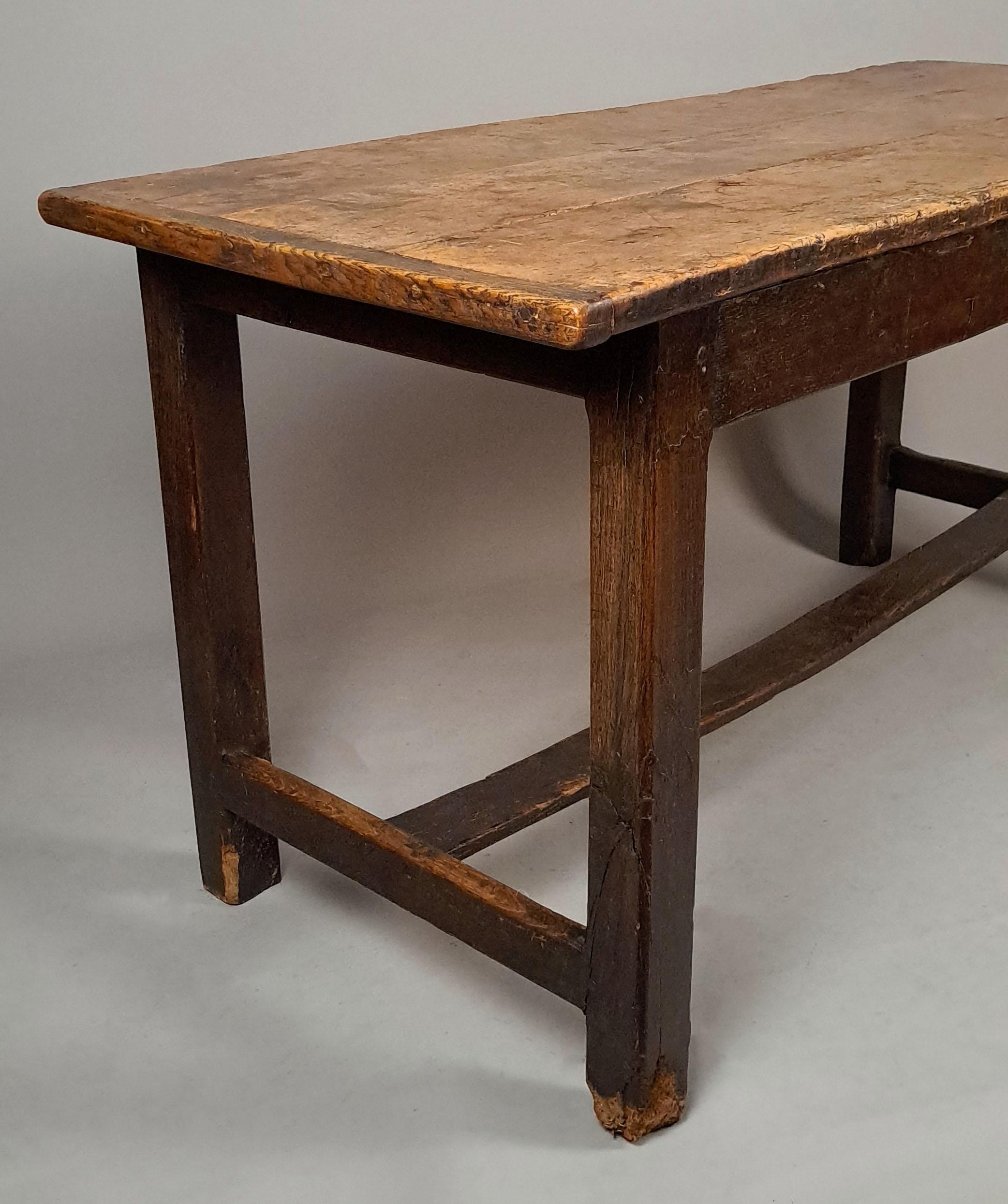 Table de ferme en orme du XVIIIe siècle et paire de banquettes en chêne en vente 1