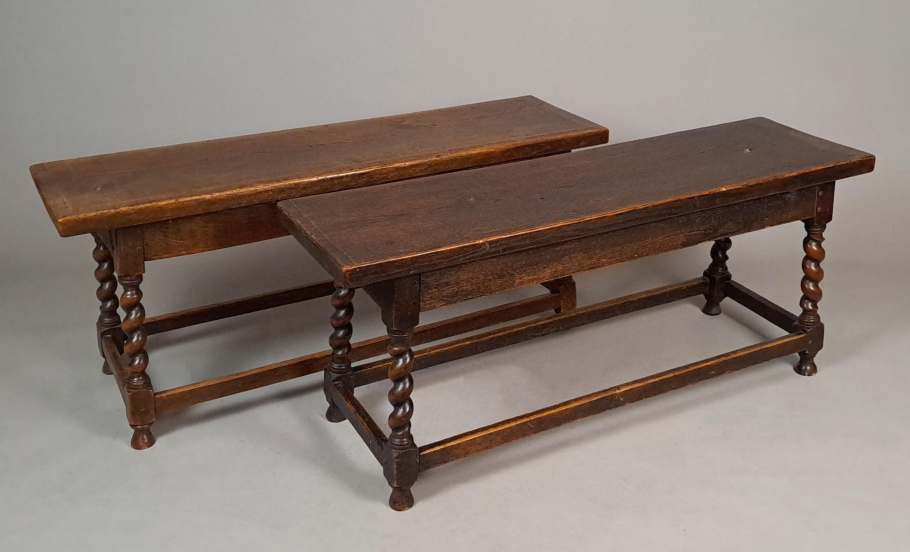 Table de ferme en orme du XVIIIe siècle et paire de banquettes en chêne en vente 3
