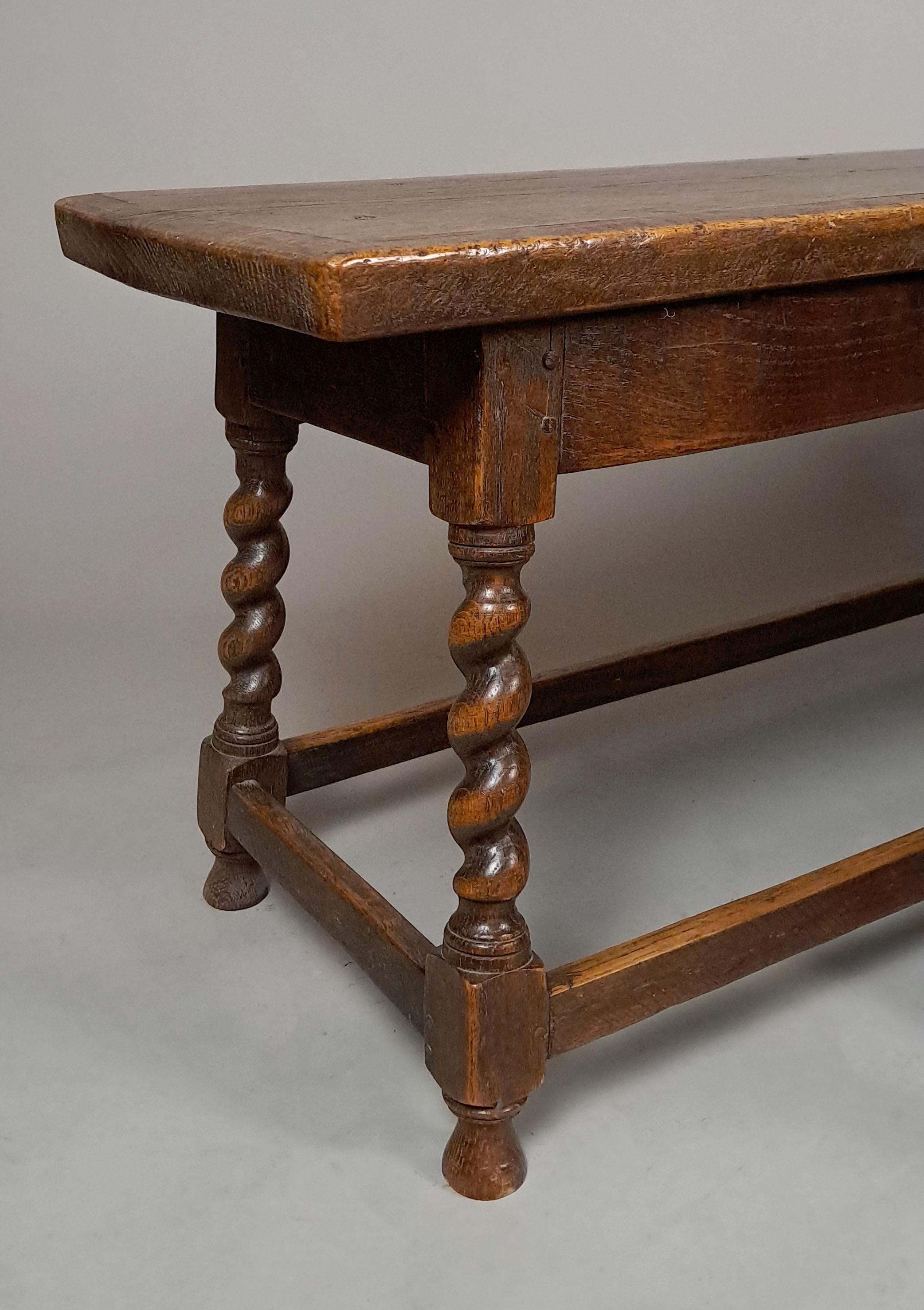 Table de ferme en orme du XVIIIe siècle et paire de banquettes en chêne en vente 4