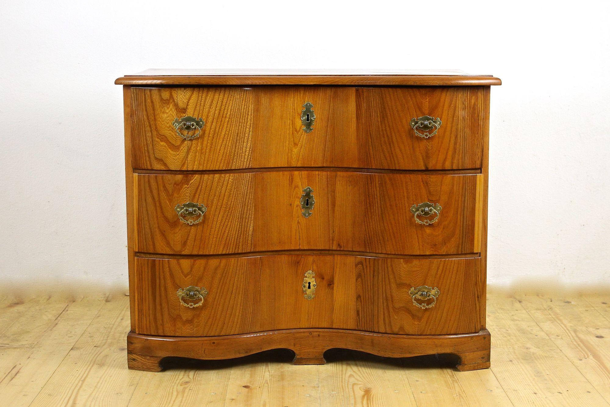 Extraordinary 18th century Baroque chest of drawers made in the period around 1770 in South Germany. What is really special about this over 240 year old Baroque commode, is the very rare cubature as well as the uncommon used, beautiful elm wood