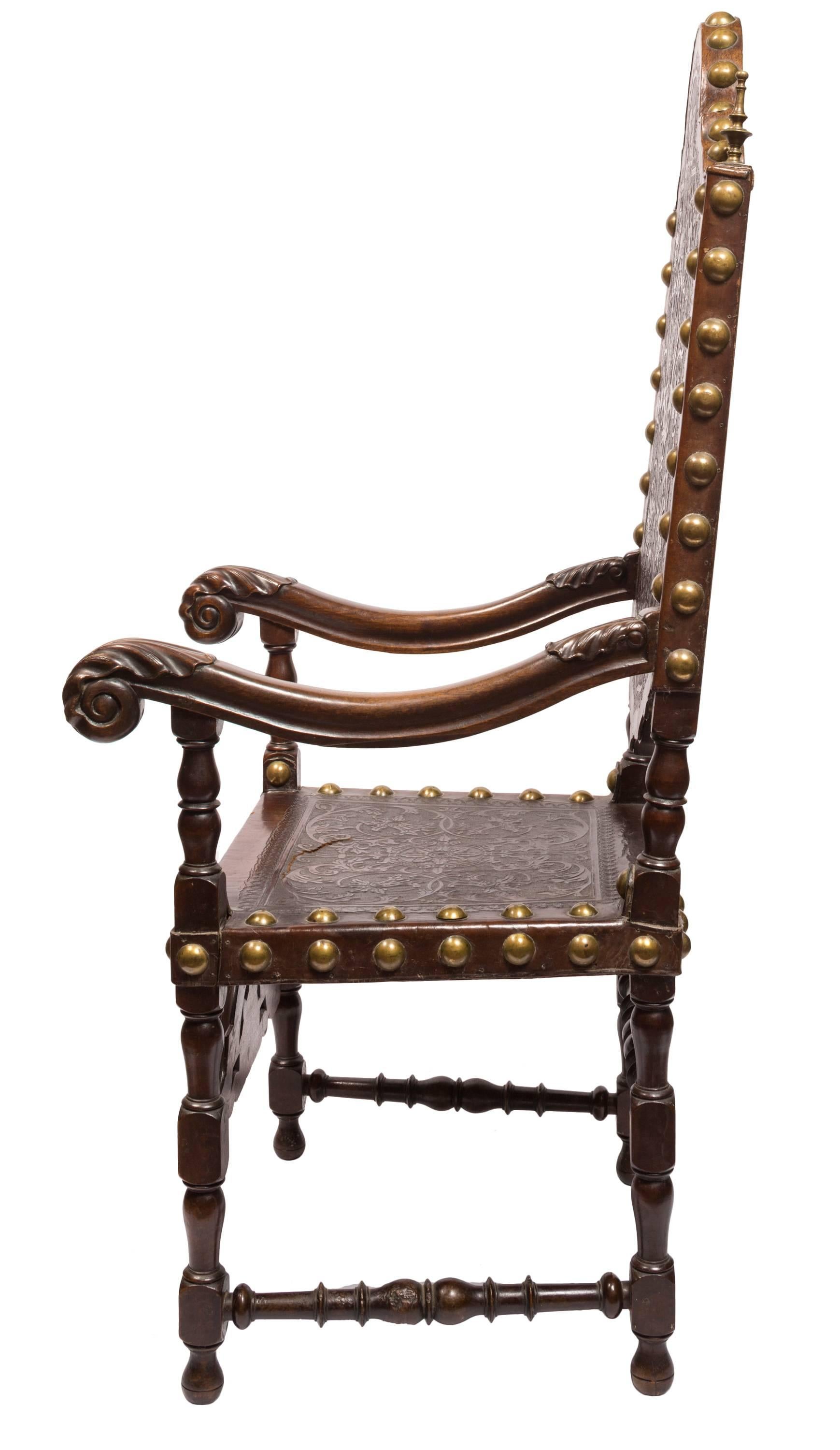 18th Century Embossed Leather Portuguese Armchair with Hand Carved Details In Good Condition In Madrid, ES