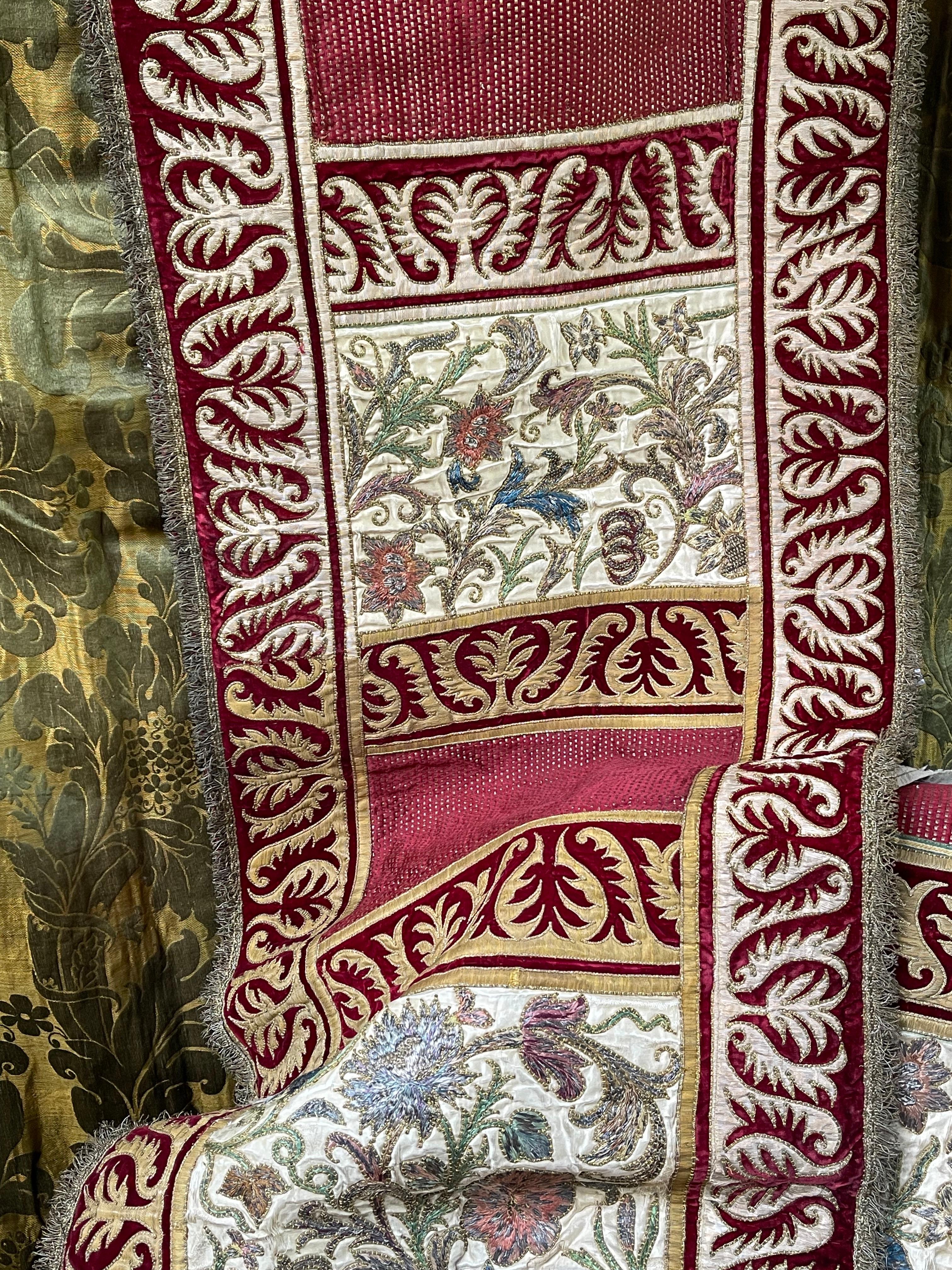 Impressionnant panneau brodé ancien

Datant du 18ème siècle

Trois panneaux floraux en soie magnifiquement brodés à la main, trois panneaux tissés à la main en soie bordeaux et fils métalliques dorés. Le tout dans des bordures de velours et de fil