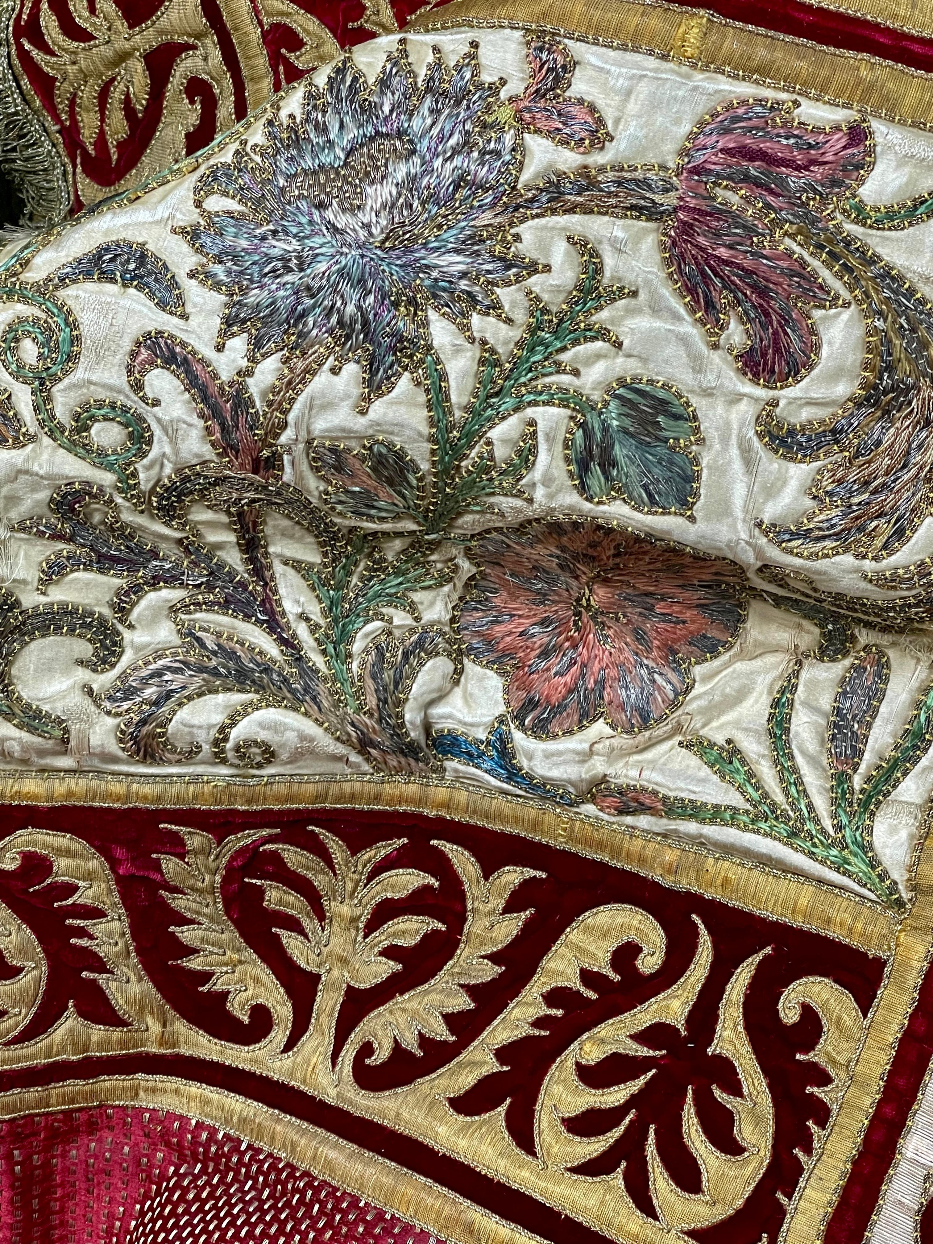 Néo-baroque Suspension de lit brodée du 18e siècle en vente