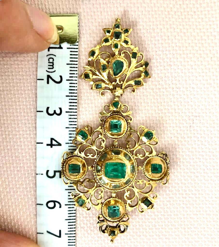 Antique 18th Century Emerald 18K Gold Iberian Cross Pendant, Certified For Sale 2
