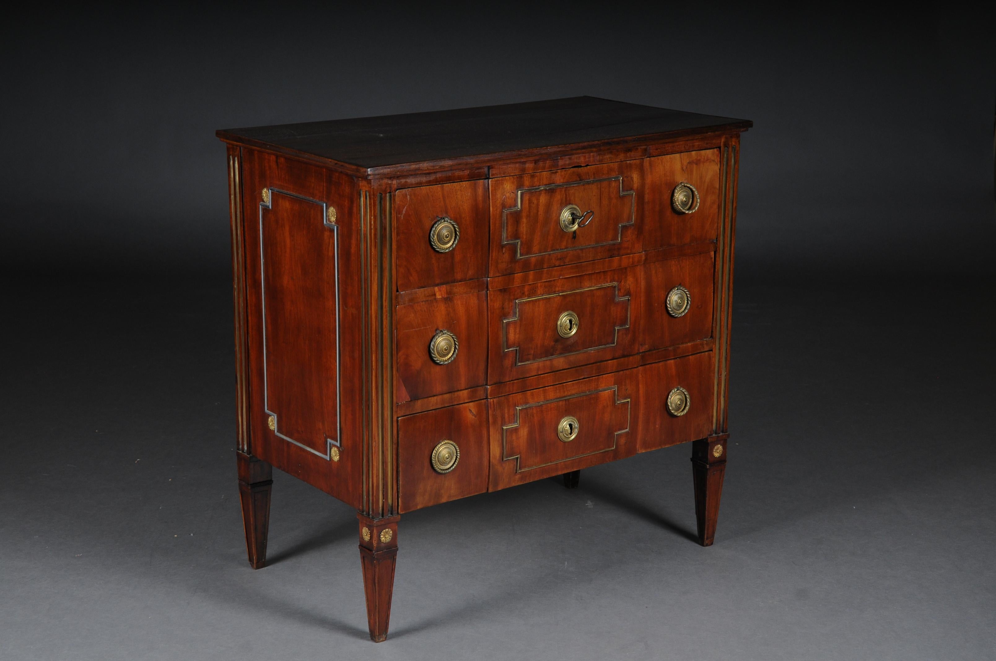 Dresser Empire classicism after David Roentgen, circa 1790

Three-pronged body on tips and conical legs. Solid oak veneered with mahogany.
Original fittings and locks available. Classic shape with a beautiful veneer picture.

(D-79).
