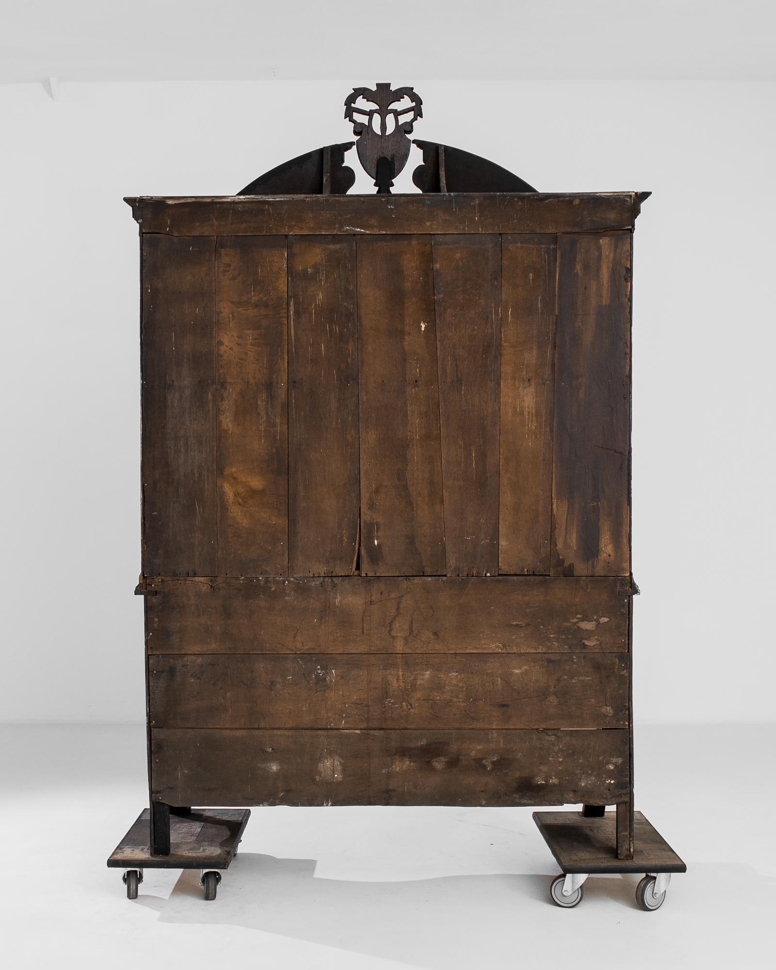 Cette robuste armoire en bois a été fabriquée à la main aux Pays-Bas vers 1780 dans un style d'influence Empire. Le plateau volumineux se trouve au-dessus de la base convexe avec trois tiroirs spacieux, élevés sur des pieds cambrés. L'armoire