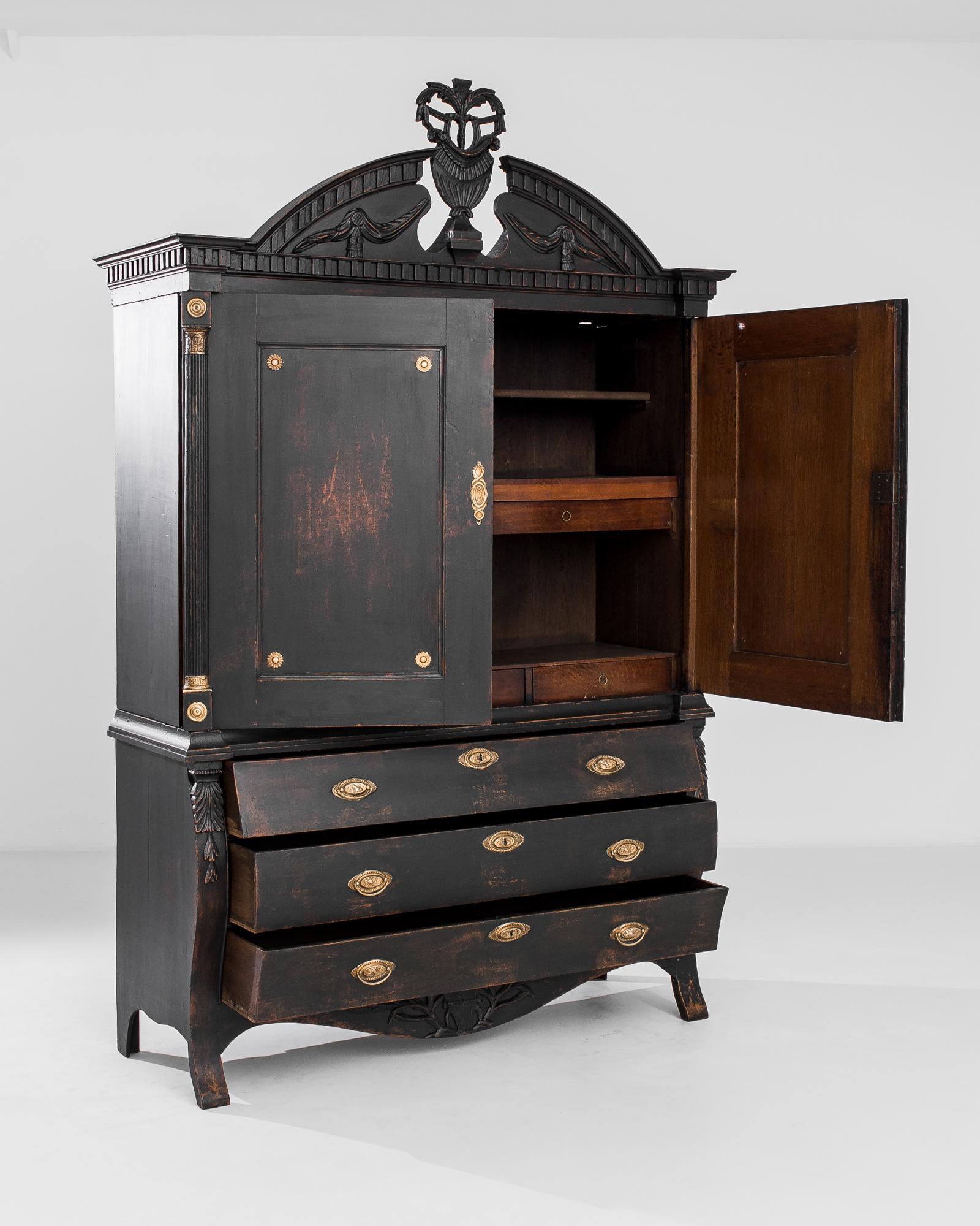 Armoire néerlandaise de style Empire du 18ème siècle avec patine noire d'origine Bon état à High Point, NC