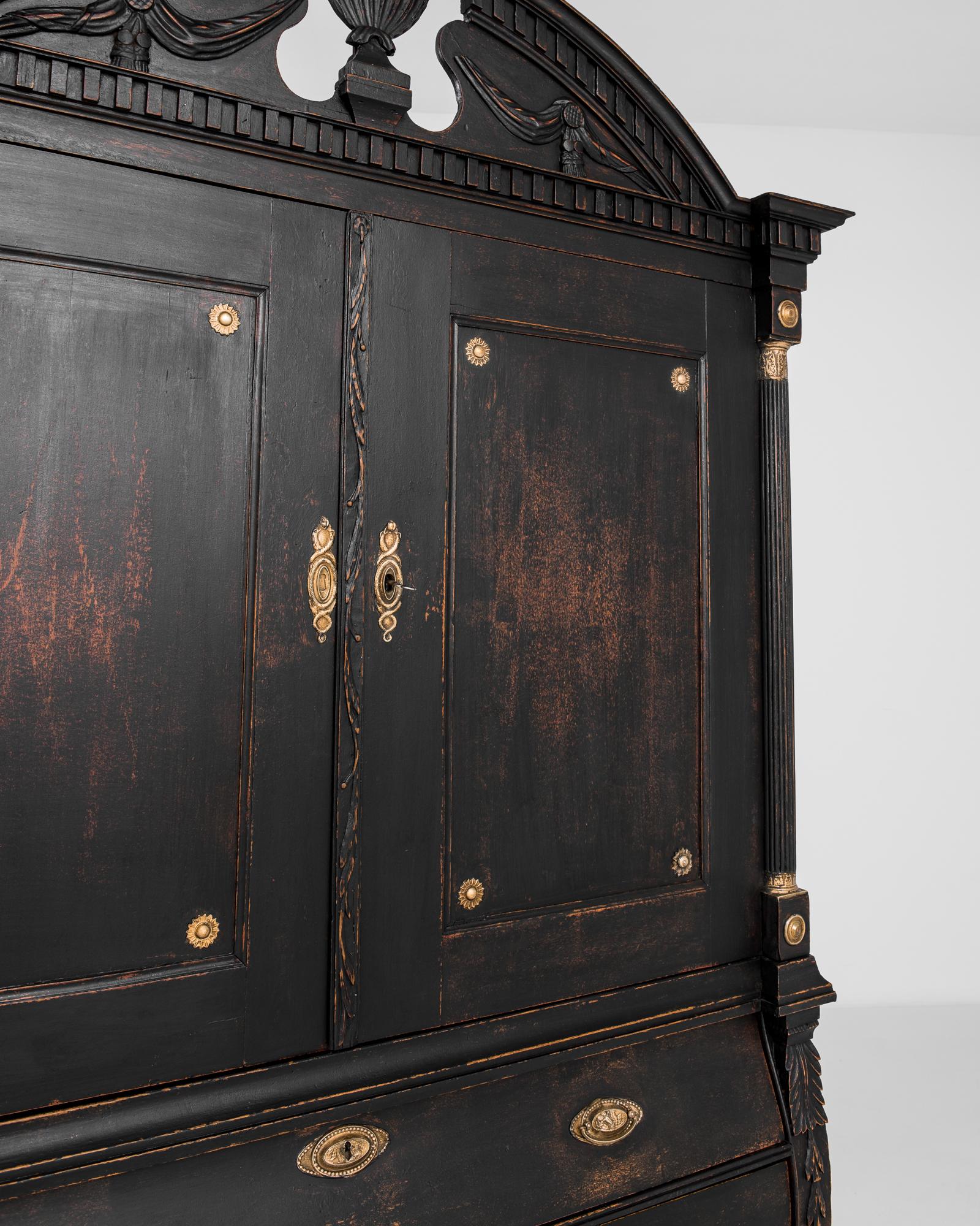 Laiton Armoire néerlandaise de style Empire du 18ème siècle avec patine noire d'origine
