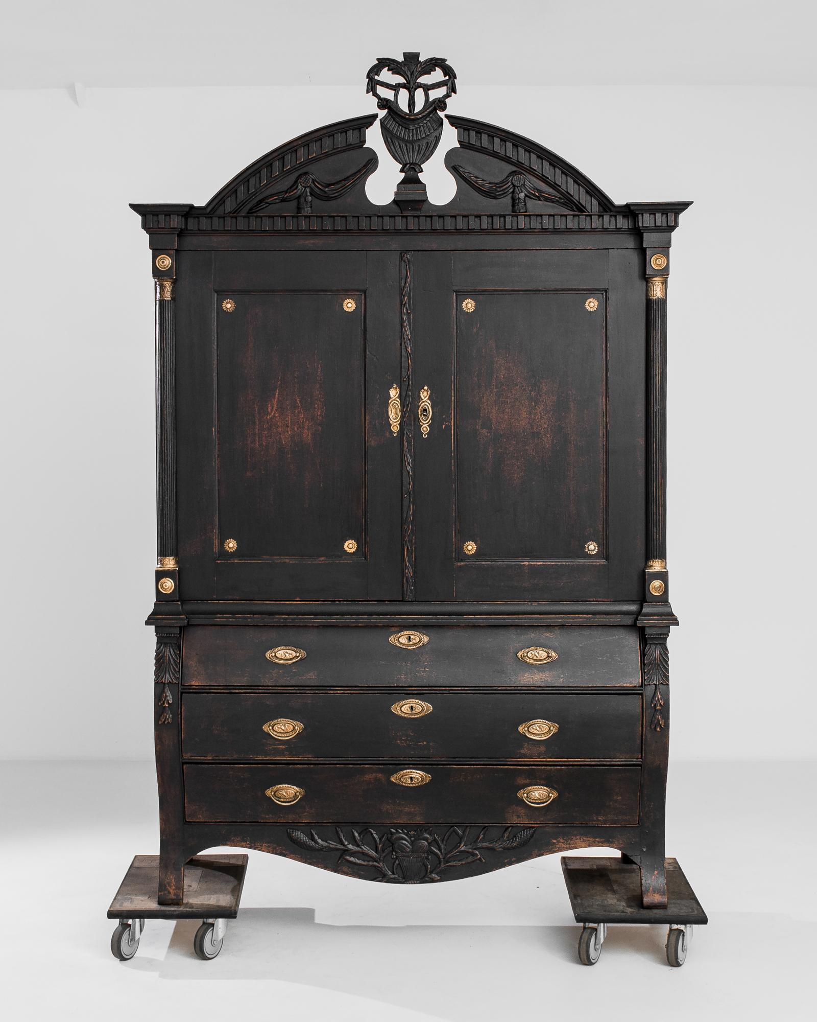Armoire néerlandaise de style Empire du 18ème siècle avec patine noire d'origine 3