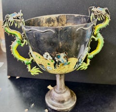 Jarra de plata china con esmalte de dragón del siglo XVIII