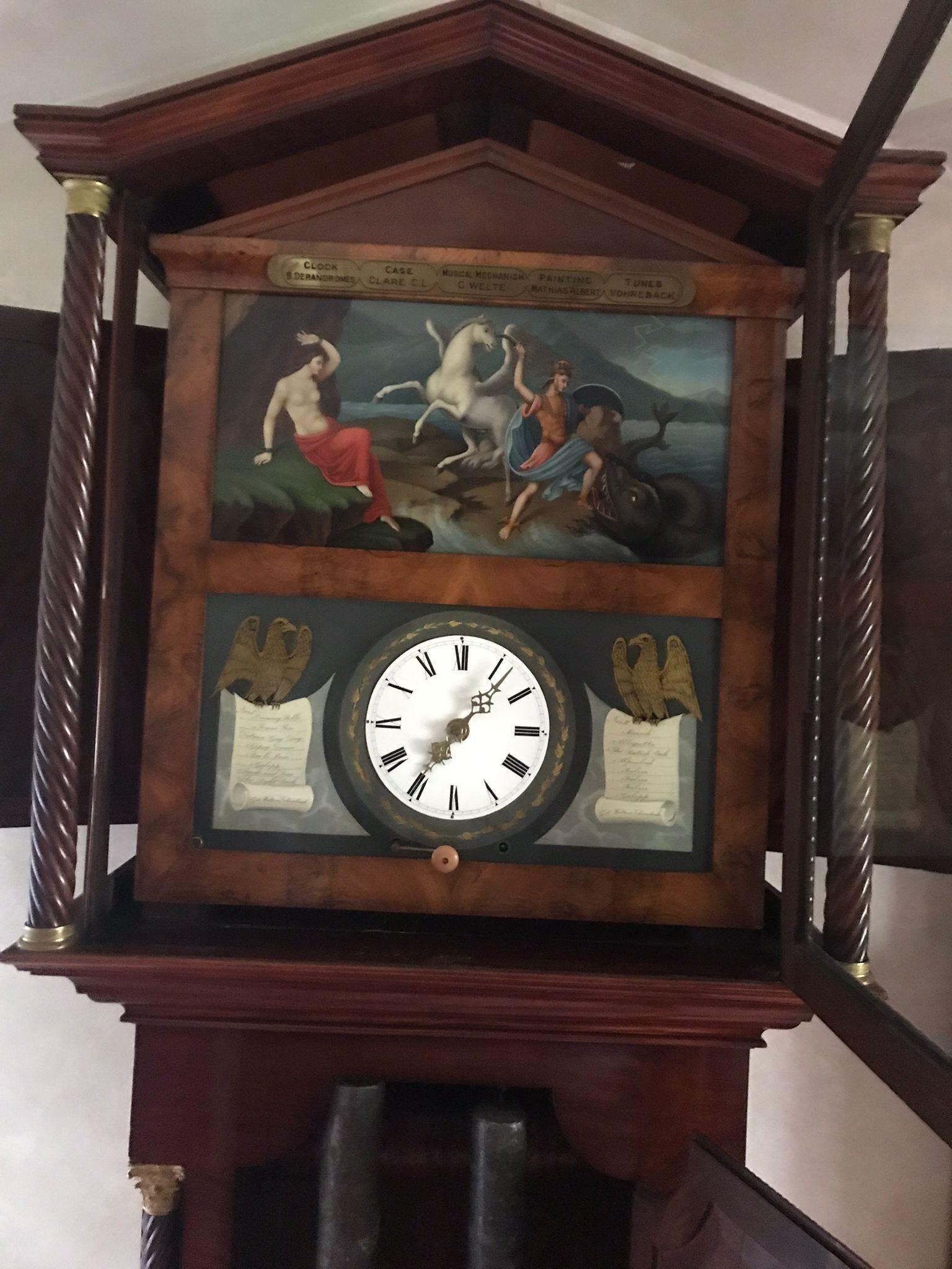Peint à la main Horloge de parquet de grand-père en acajou peint du XVIIIe siècle, Angleterre, George III en vente