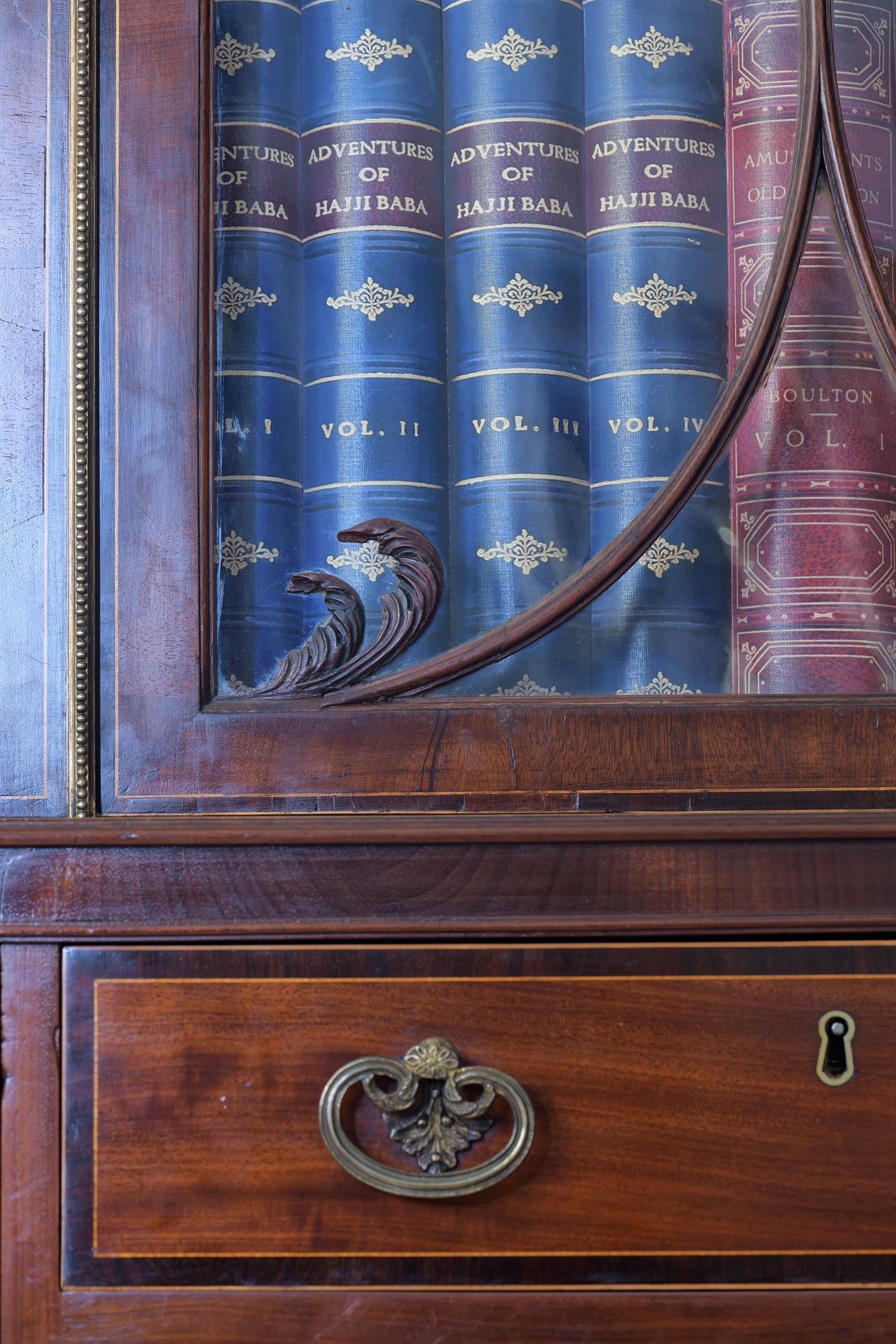 Acajou Bibliothèque d'antiquités anglaise du 18ème siècle attribuée à Gillows of Lancaster en vente