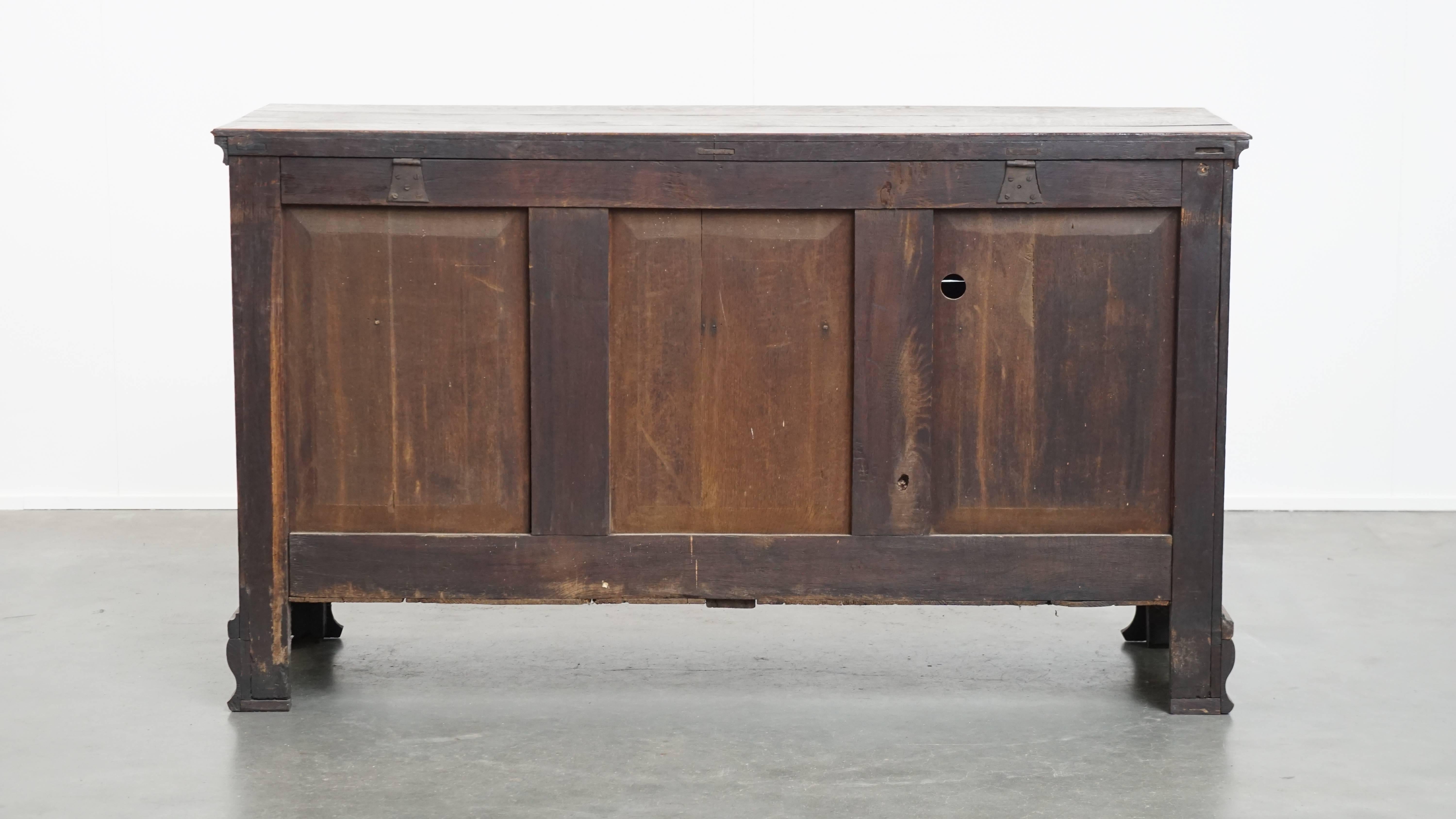 Englisches antikes Sideboard / Maultiertruhe aus dem 18. Jahrhundert im Zustand „Gut“ im Angebot in Harderwijk, NL