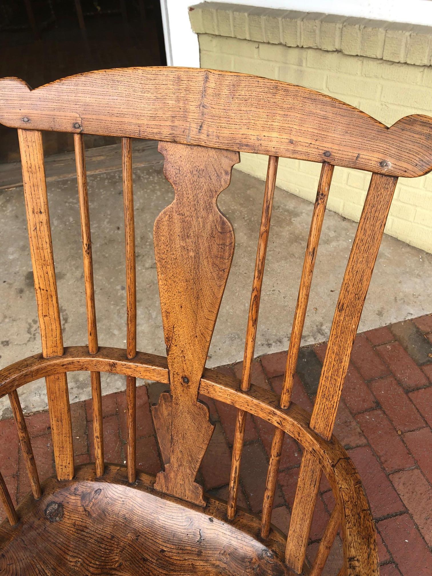 18th Century English Ash, Elm and Walnut Comb-Back Windsor Armchair In Good Condition In Middleburg, VA