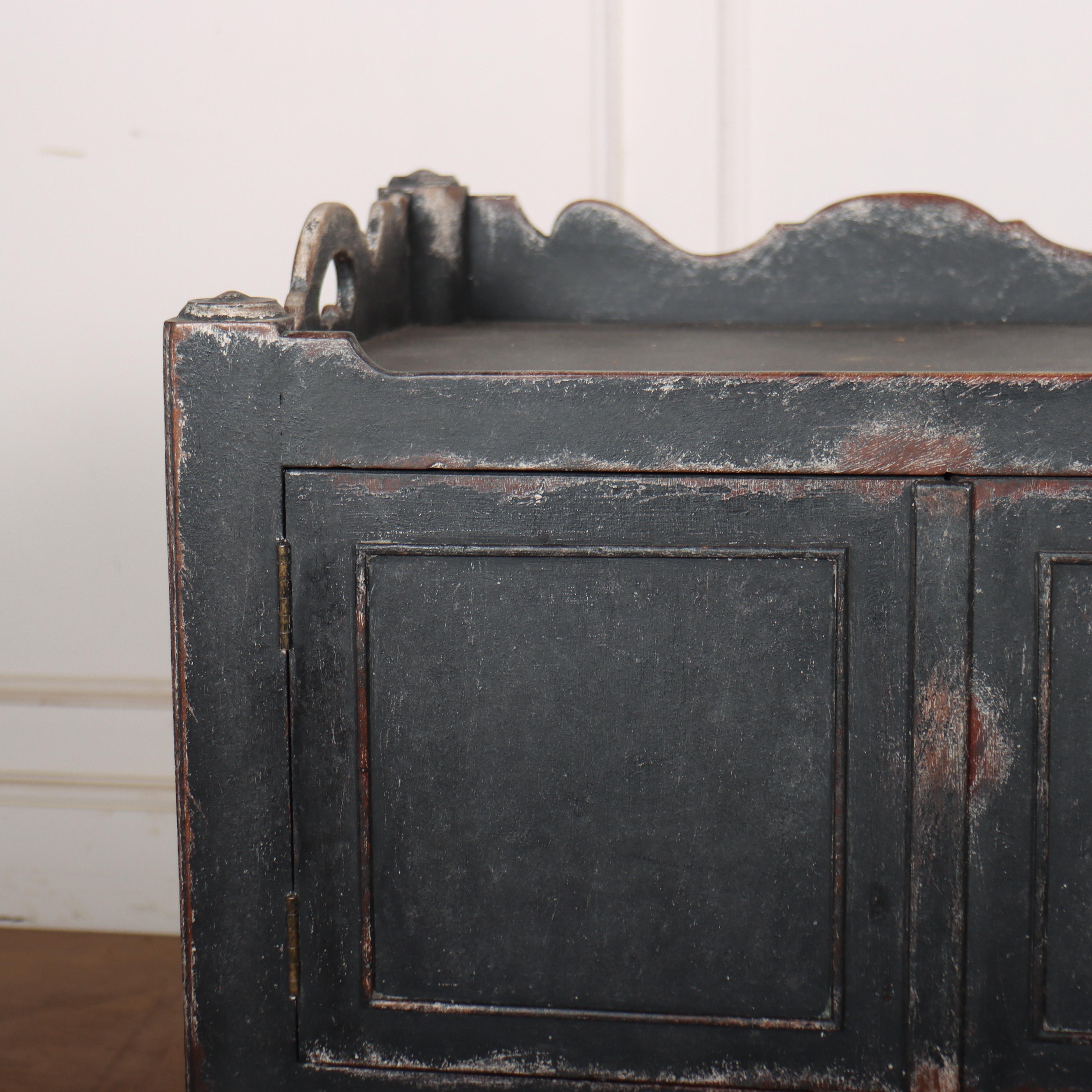 18th century English painted bedside cabinet with a tray surround and pull out drawer. 1790.

Code: 8671

Dimensions:
W: 22