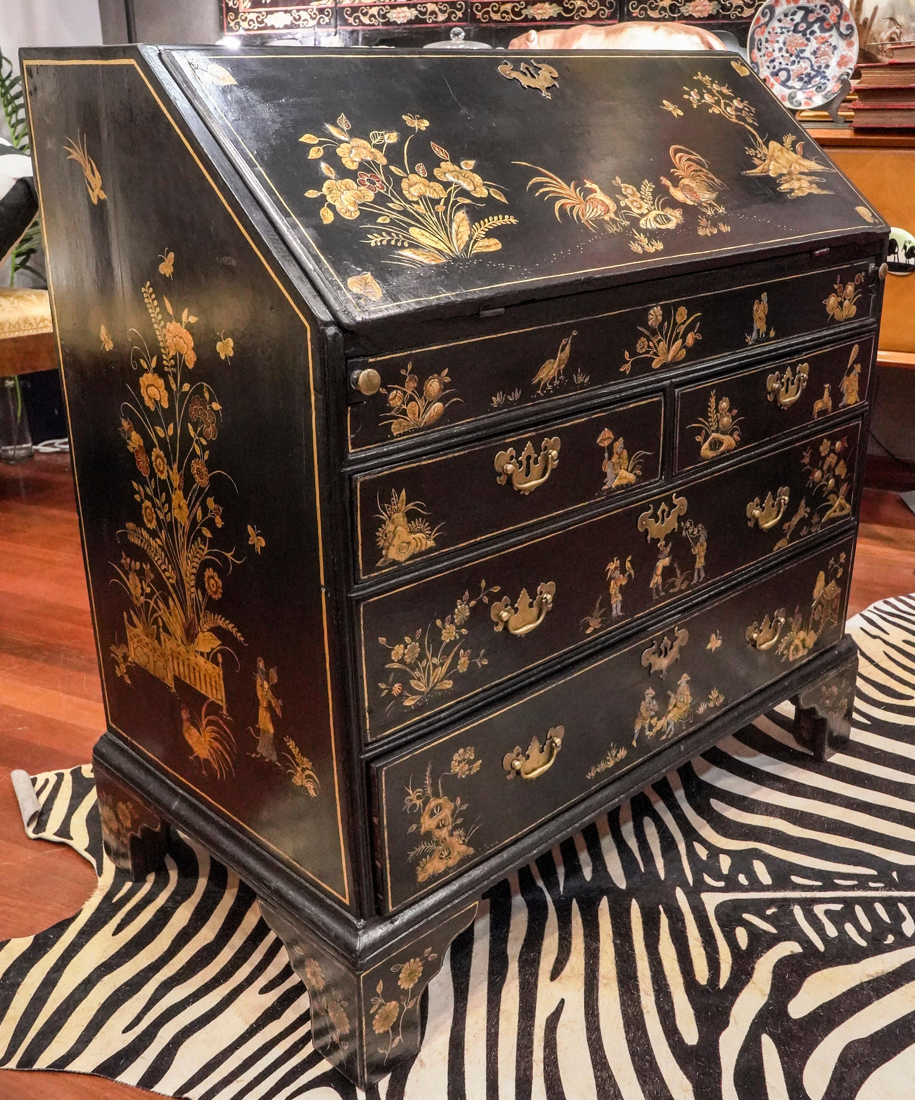 18th Century English Black Lacquered and Gold Painted Wood Bureau Chest In Good Condition In Valladolid, ES