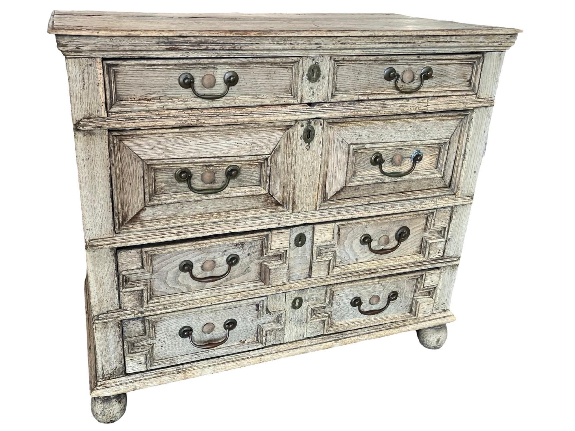 18th Century English Bleached Oak Jacobean Chest of Drawers In Good Condition For Sale In Viterbo, VT