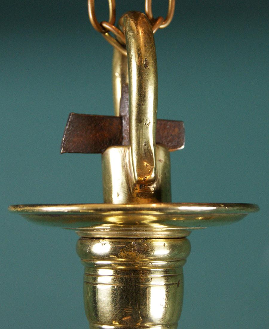 Ein eleganter englischer Messingkronleuchter mit sechs Branches aus dem 18. Jahrhundert. Der Ring mit Kragen auf der zentralen Kugel hält die Zweige; jeder S-Schneckenarm ist einzeln markiert und in eingestemmten Gelenkflanschen untergebracht, die