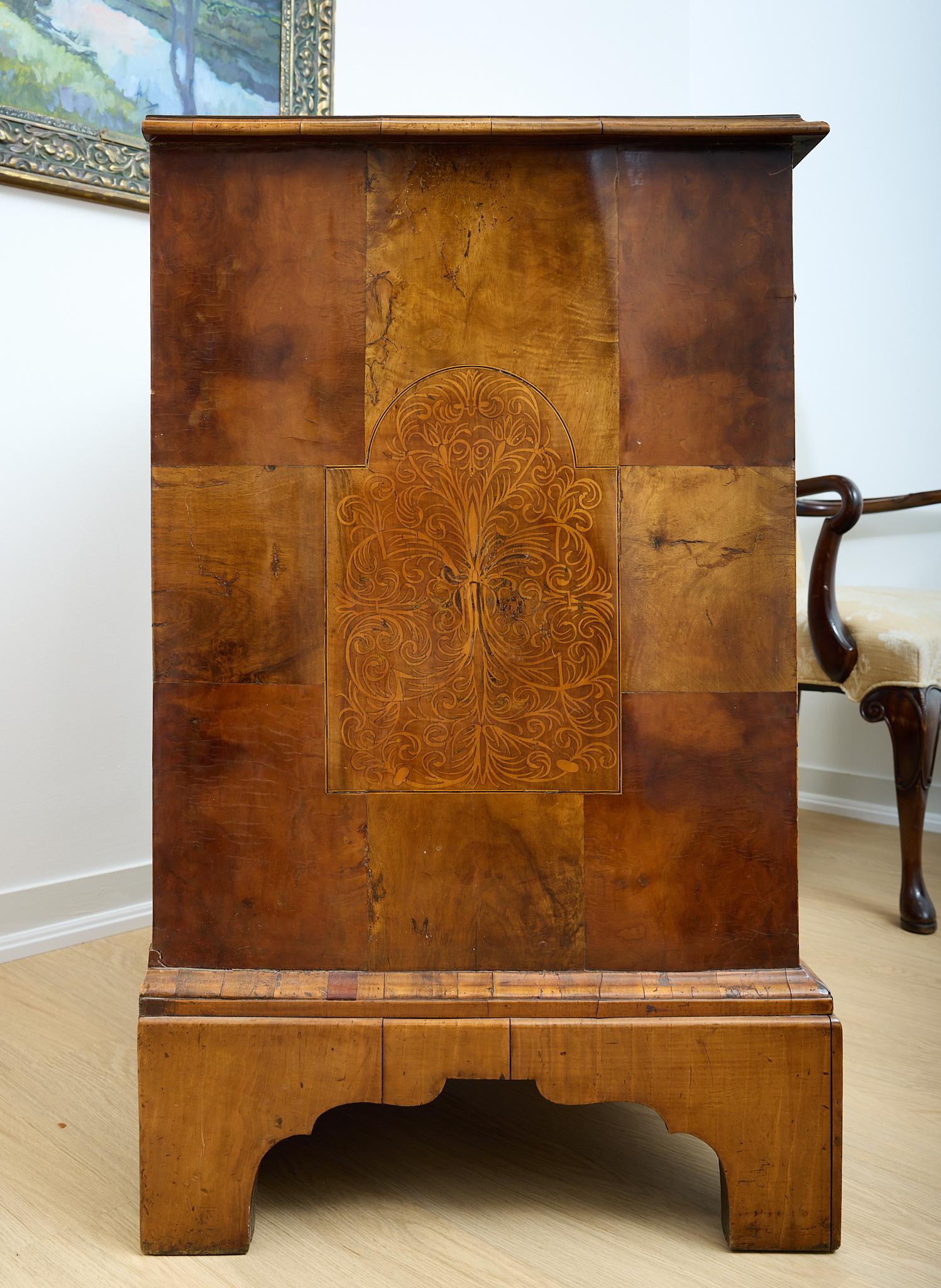  18th Century English,  Burled Walnut, Inlaid Chest of Drawers In Good Condition For Sale In Toronto, CA