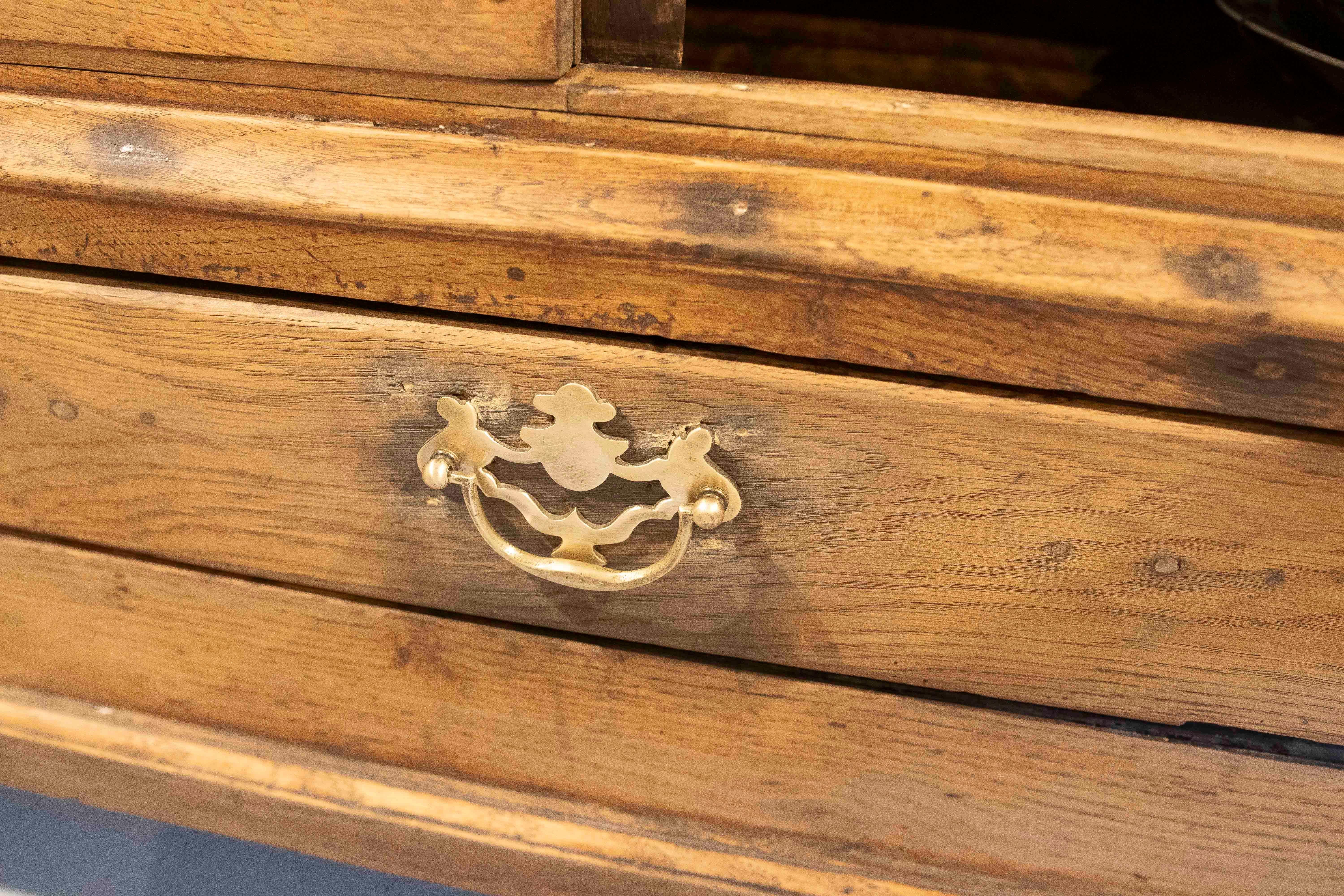 Armadio inglese del XVIII secolo con ante e cassetti con accessori originali in bronzo in vendita 4