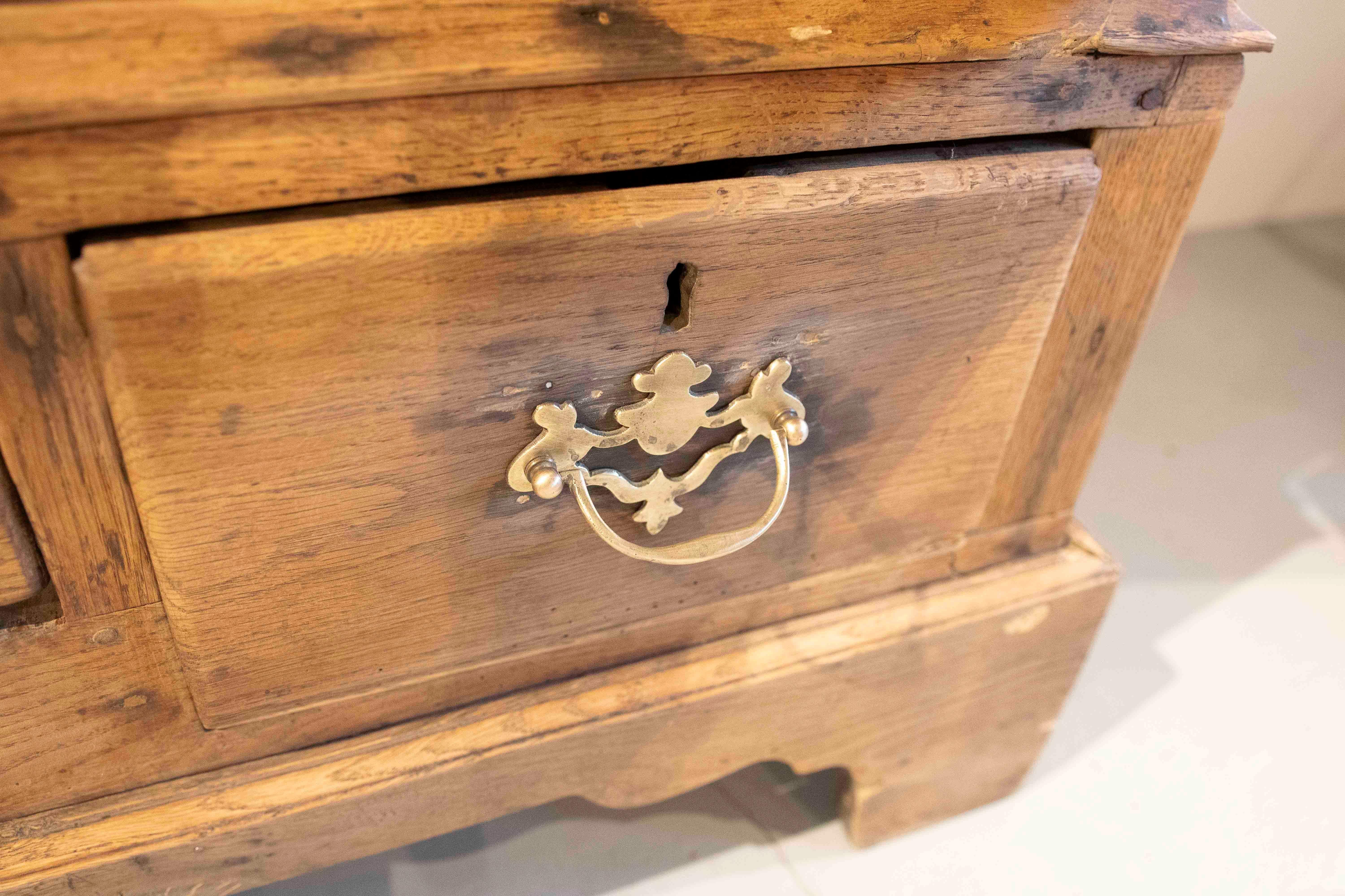 Armadio inglese del XVIII secolo con ante e cassetti con accessori originali in bronzo in vendita 5