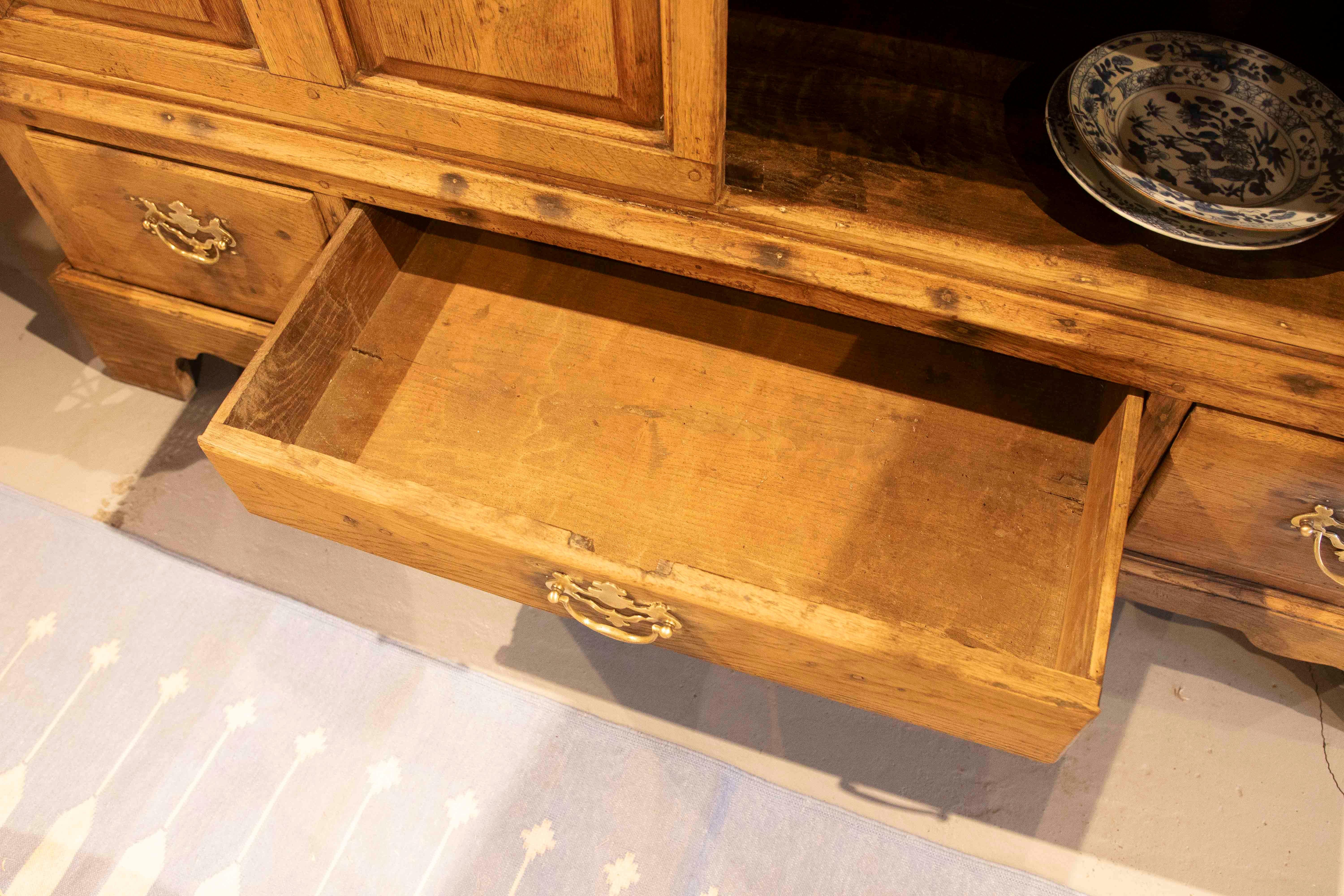 Armadio inglese del XVIII secolo con ante e cassetti con accessori originali in bronzo in vendita 6