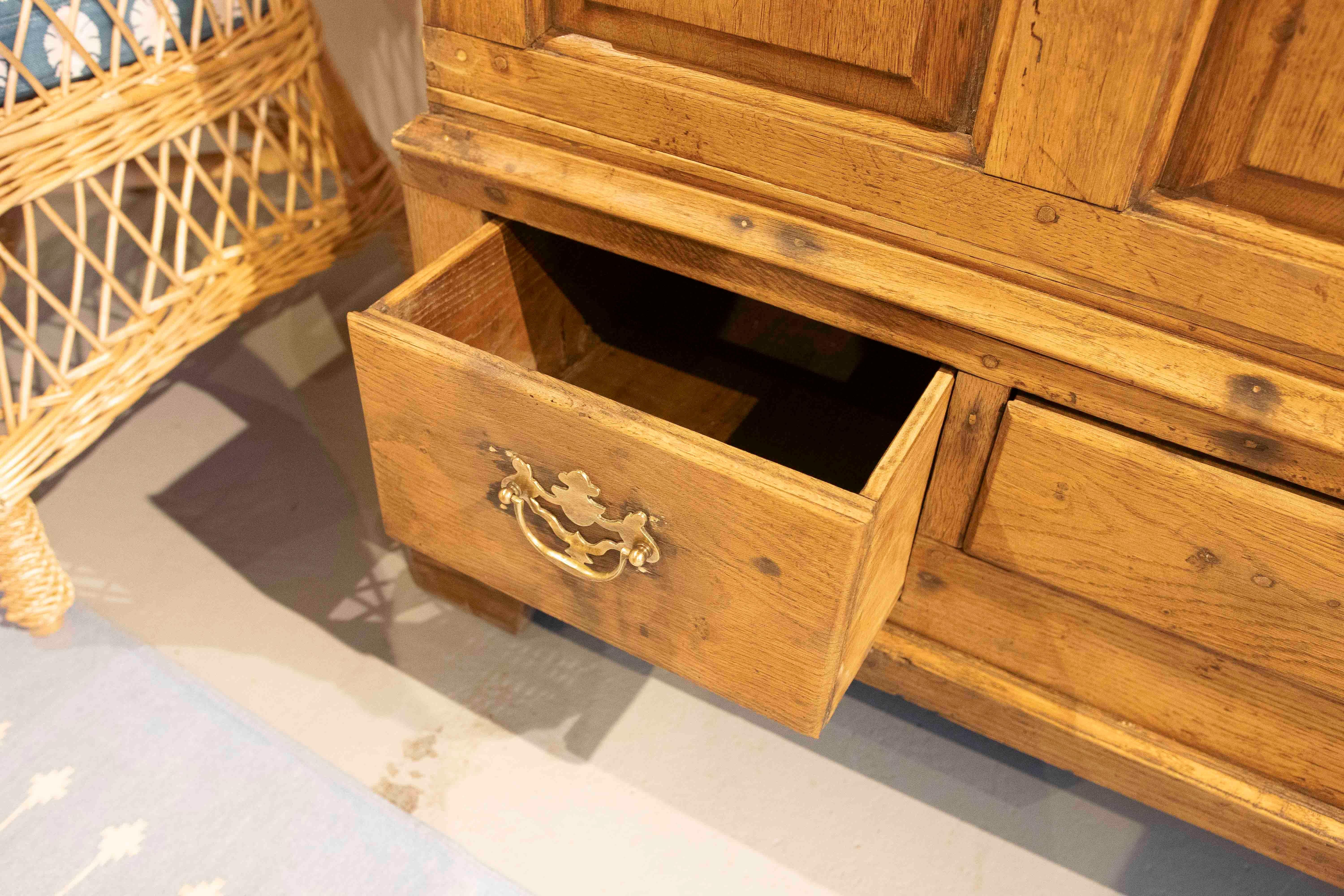 Armadio inglese del XVIII secolo con ante e cassetti con accessori originali in bronzo in vendita 7